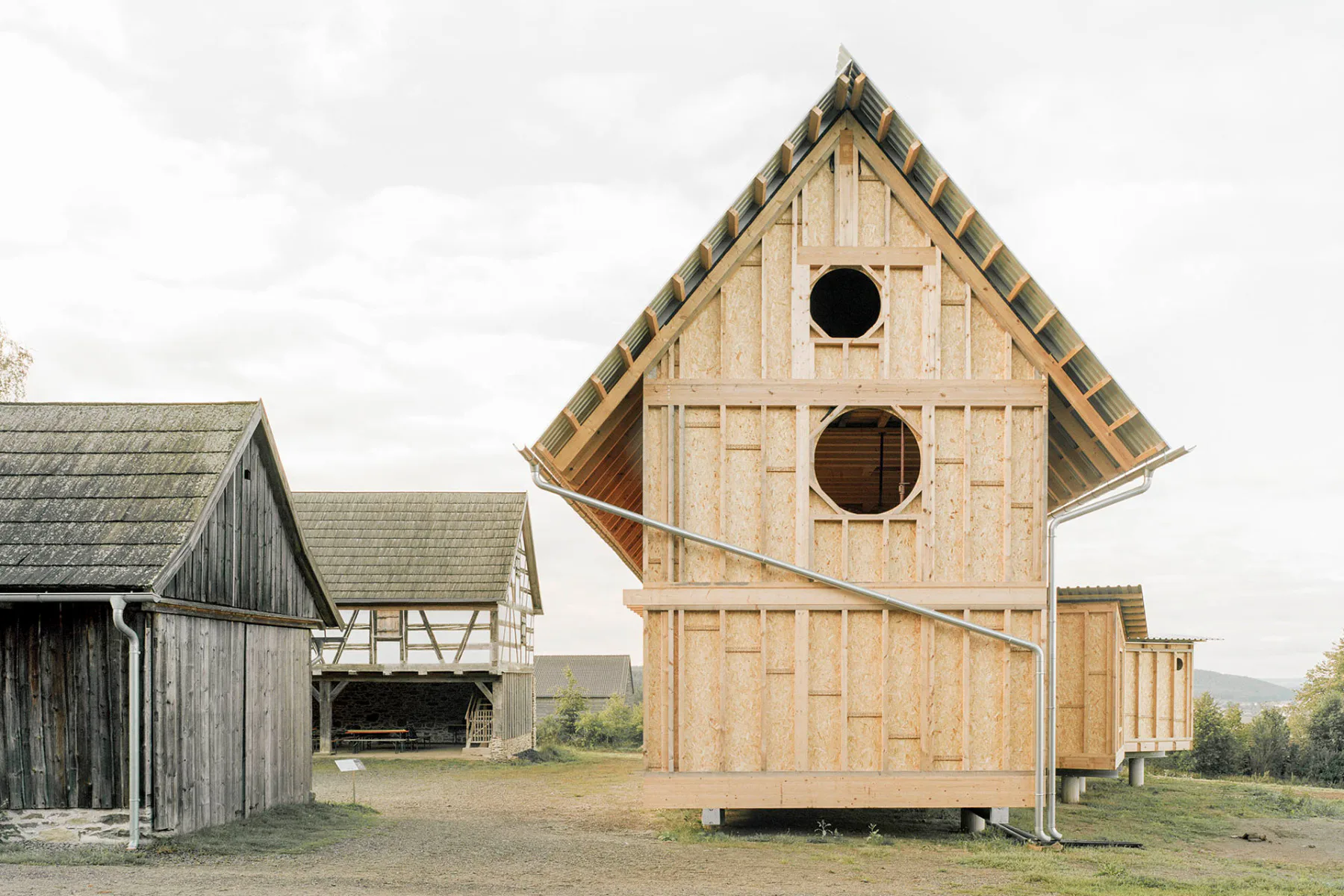 Derzeit ist die Holzkonstruktion des künftigen Bildungszentrums noch nackt und unverkleidet. Dennoch wird das Haus im Sommer schon genutzt.