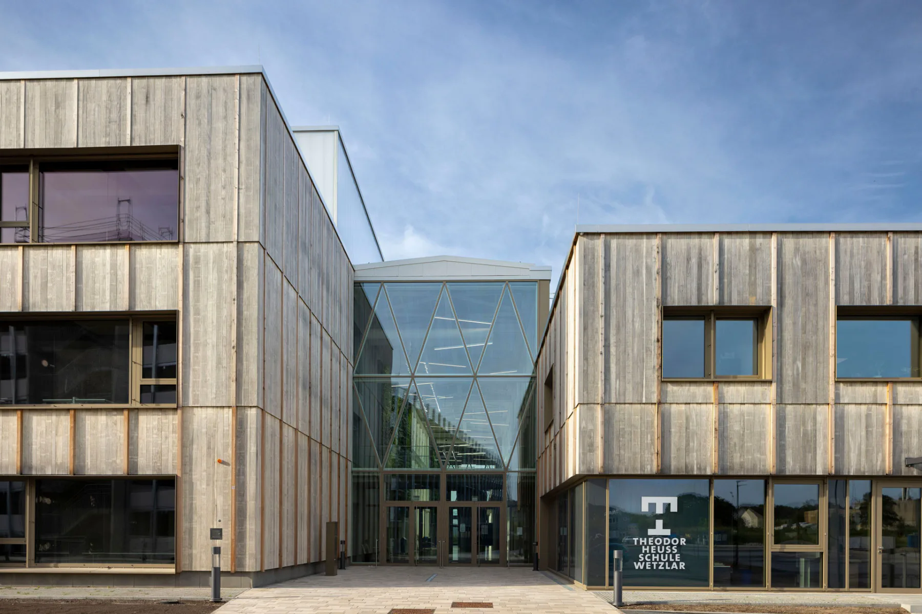 Holz-Hybridbau mit hinterlüfteter Fassade: Die neue Theodor-Heuss-Schule in Wetzlar von Diehl Freischlad Schmees und Wagner Architekten.