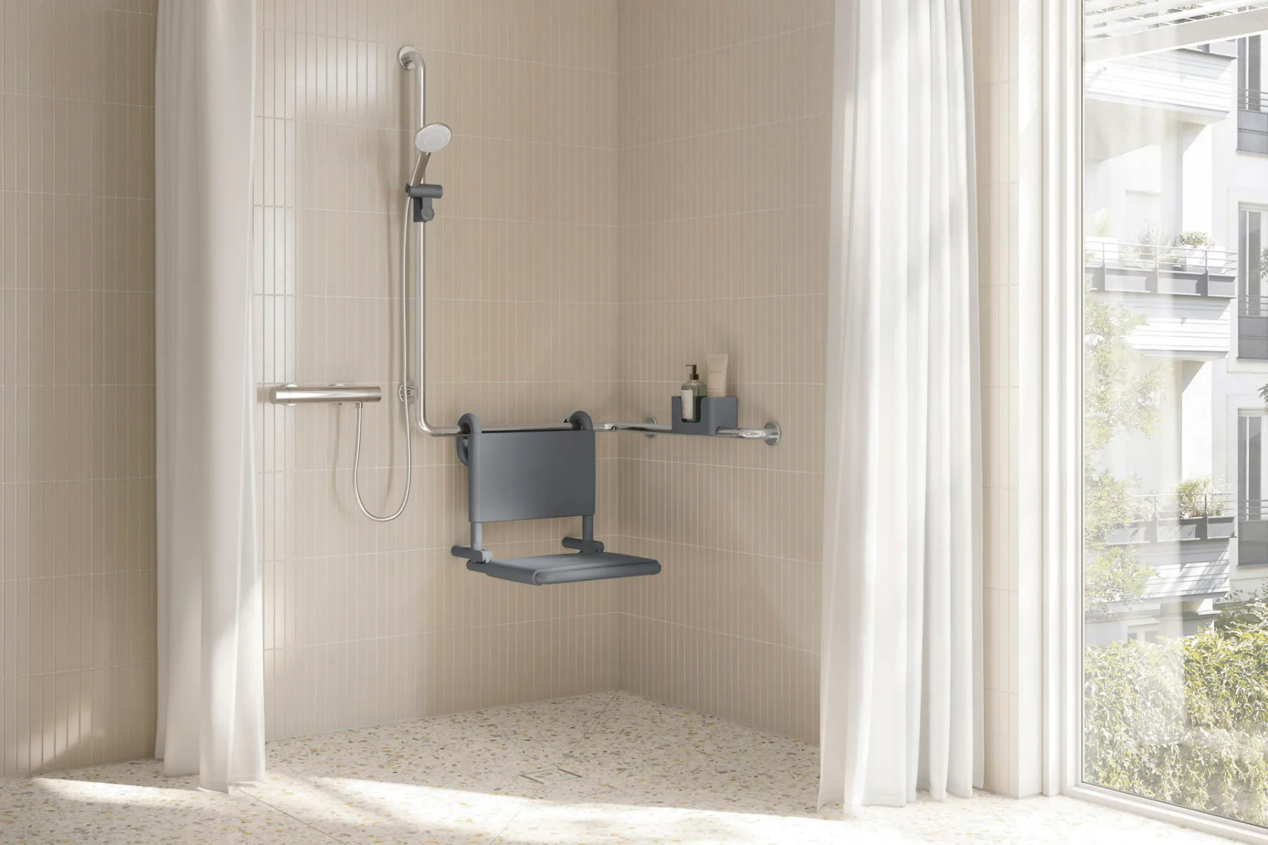 Das Rundrohrdesign von Warm Touch ermöglicht ein symmetrisches Greifen und sorgt mit der ergonomischen Form für mehr Sicherheit im Badezimmer.