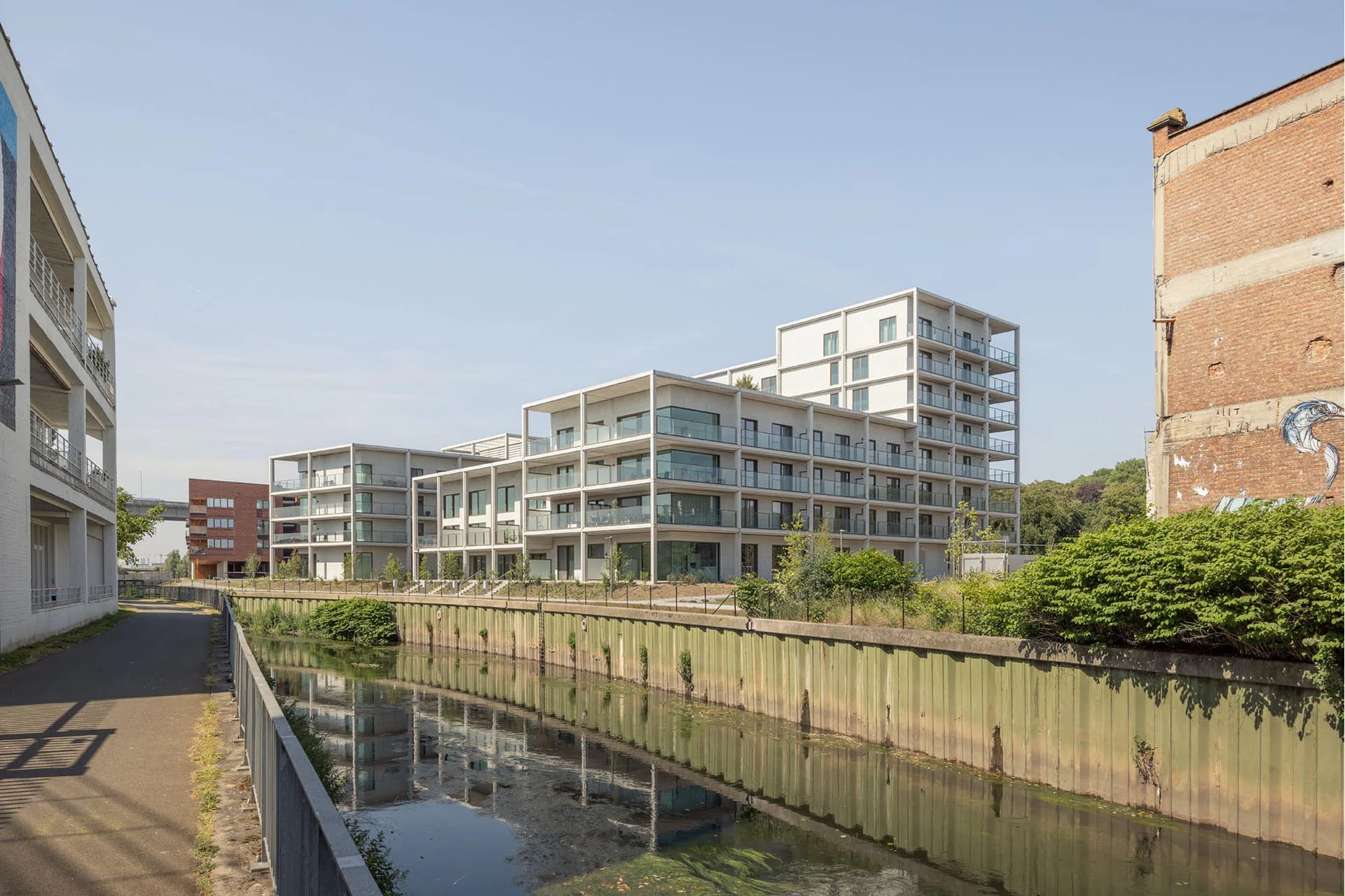Reihenhäuser, Industrieanlagen und eine Stadtautobahn bilden das heterogene Umfeld für den Wohnkomplex im Norden von Brüssel.