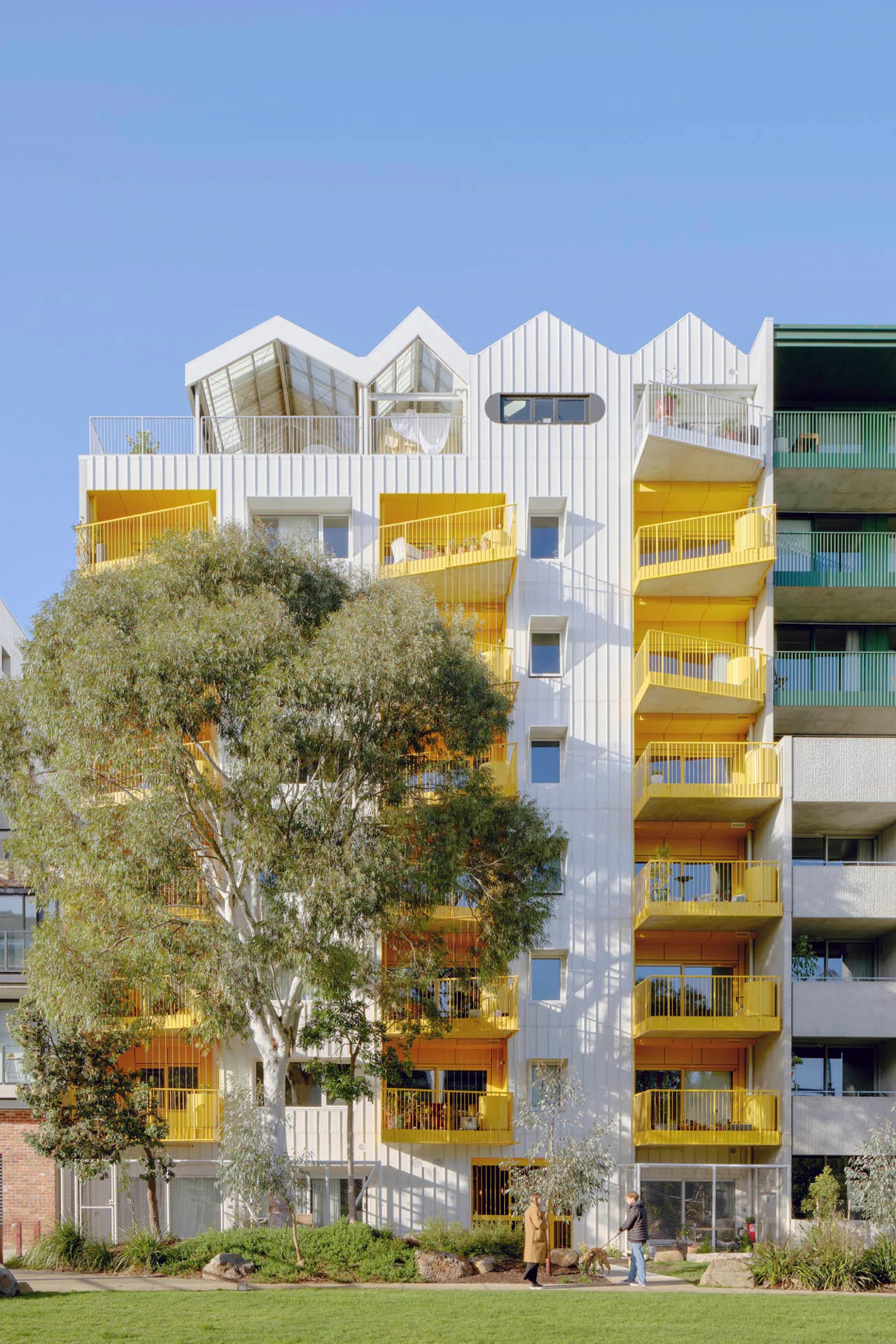 ParkLife liegt im Stadtteil Brunswick und reagiert mit seiner gestaffelten Südfassade auf die kleinteiligere Bebauung der Duckett Street.