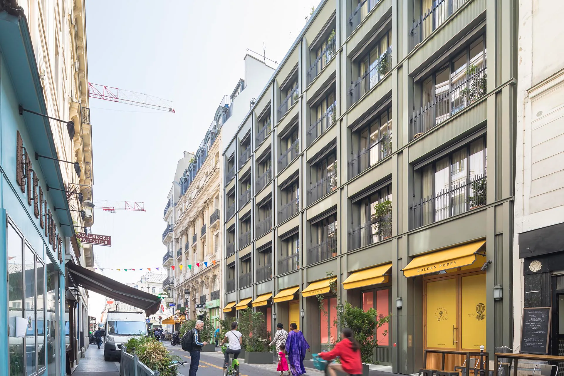 Die Metallfassade des Hotels bringt Grün in die enge Rue Cadet.