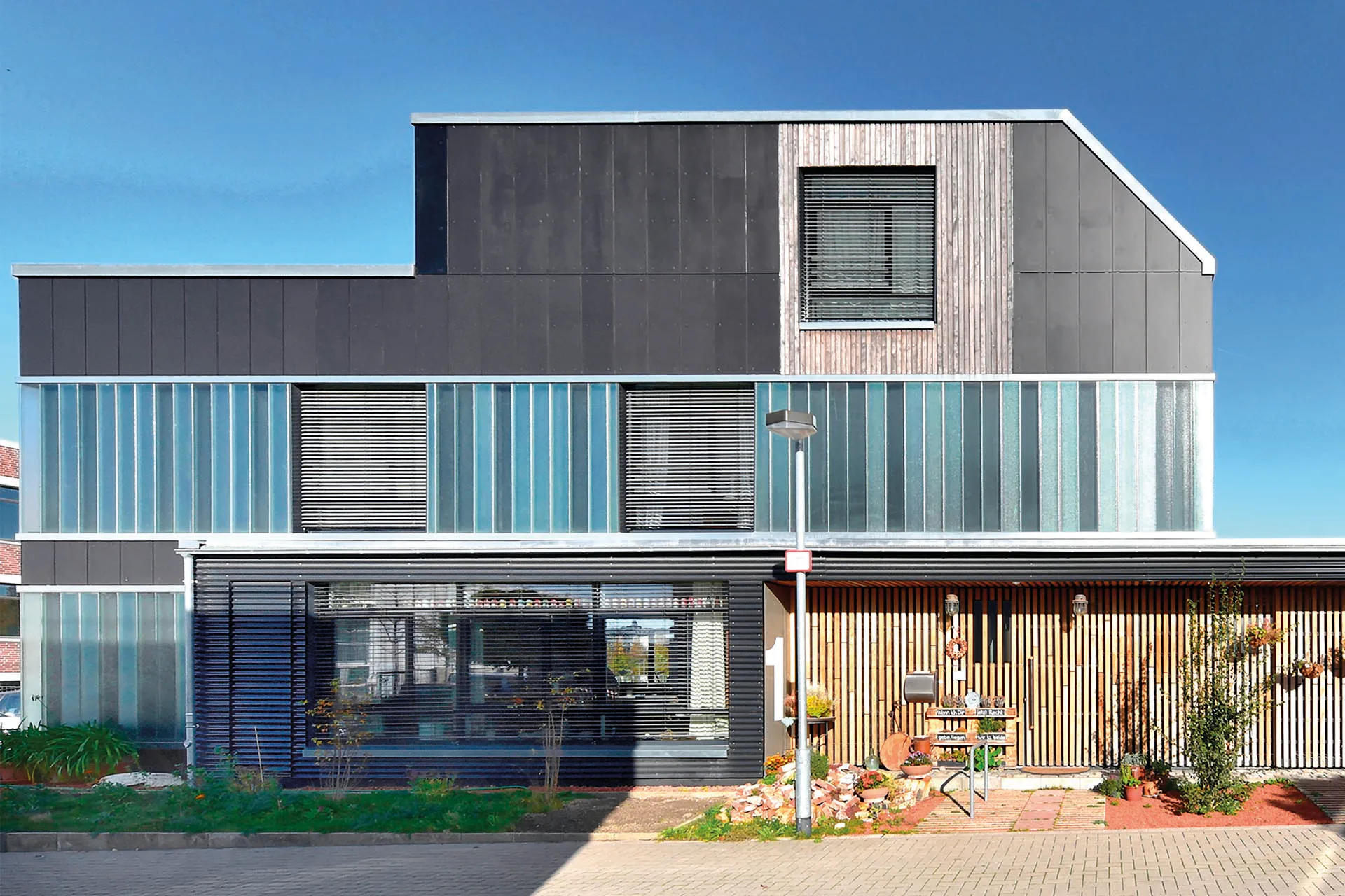 Das Recyclinghaus steht im hannoverschen Stadtteil Kronsberg. Ein großer Teil der wiederverwendeten Materialien stammt aus Beständen der Gundlach Gruppe.