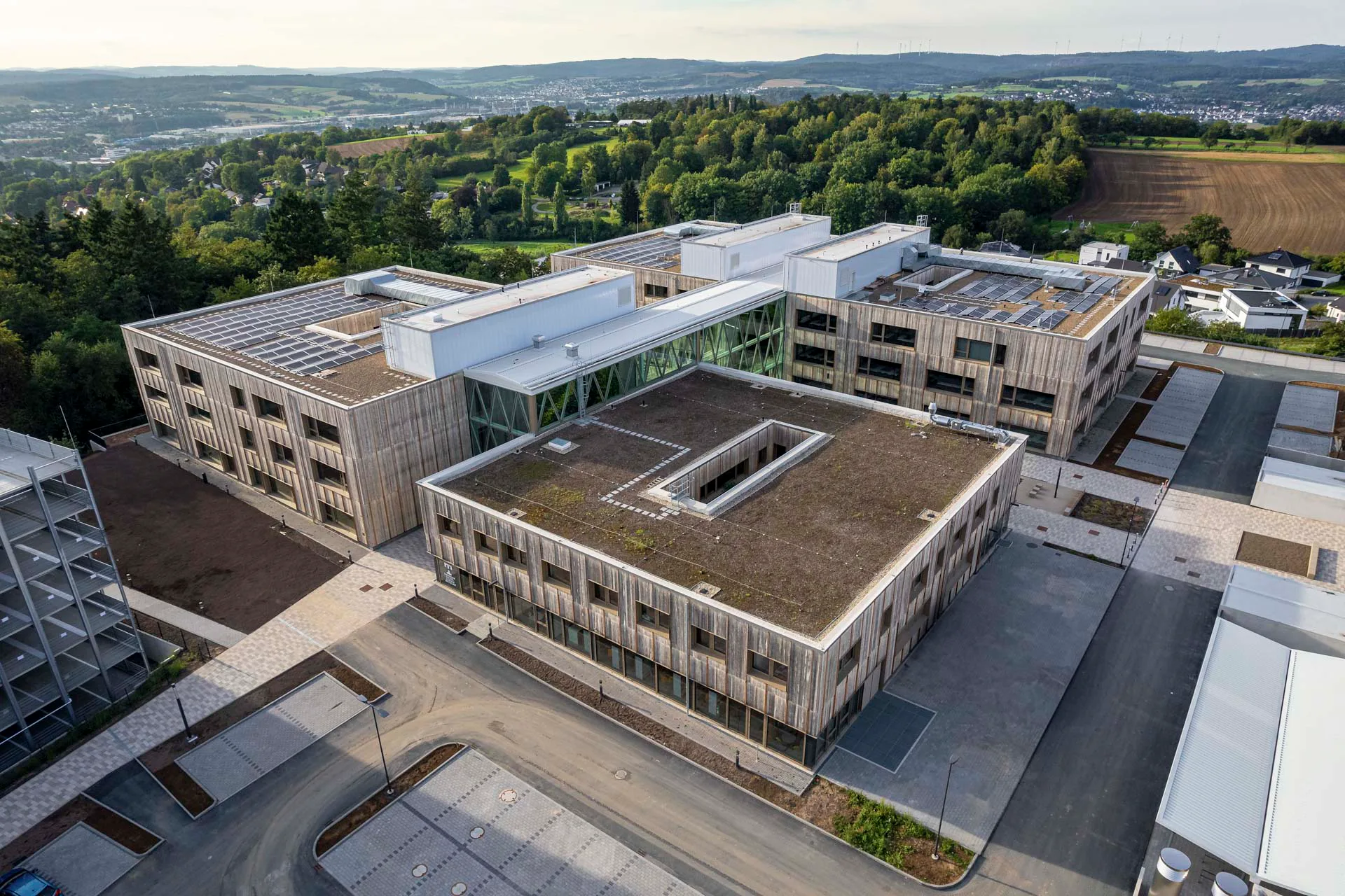 Der Neubaukomplex besteht aus vier Baukörpern, die über eine gläserne Pausenhalle verbunden sind.