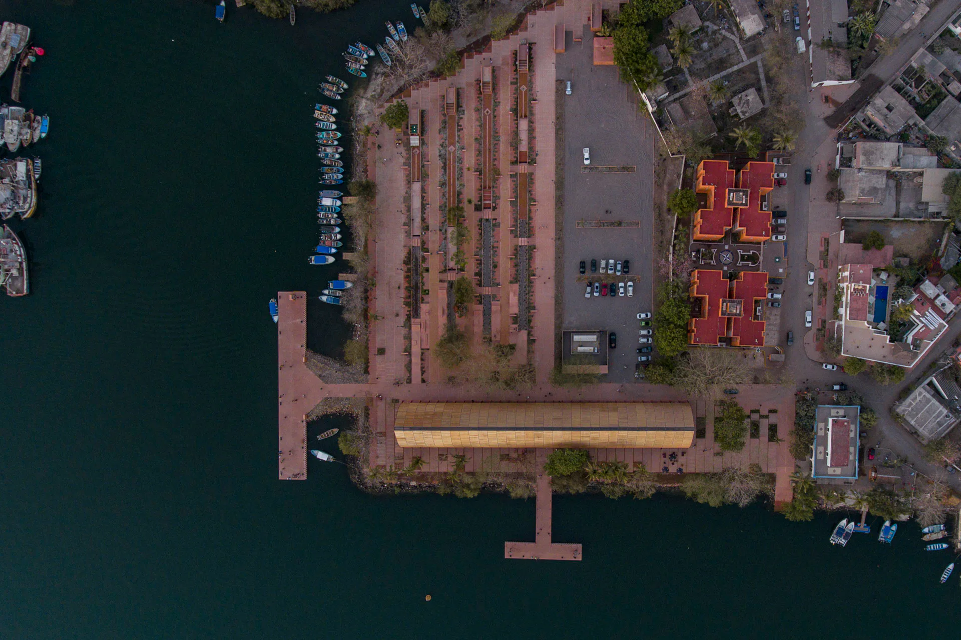 Der Uferpark von Colectivo C733 ist in lange Streifen gegliedert. Von den Anlegern fahren die Dampfschiffe Richtung Islas Marías ab.