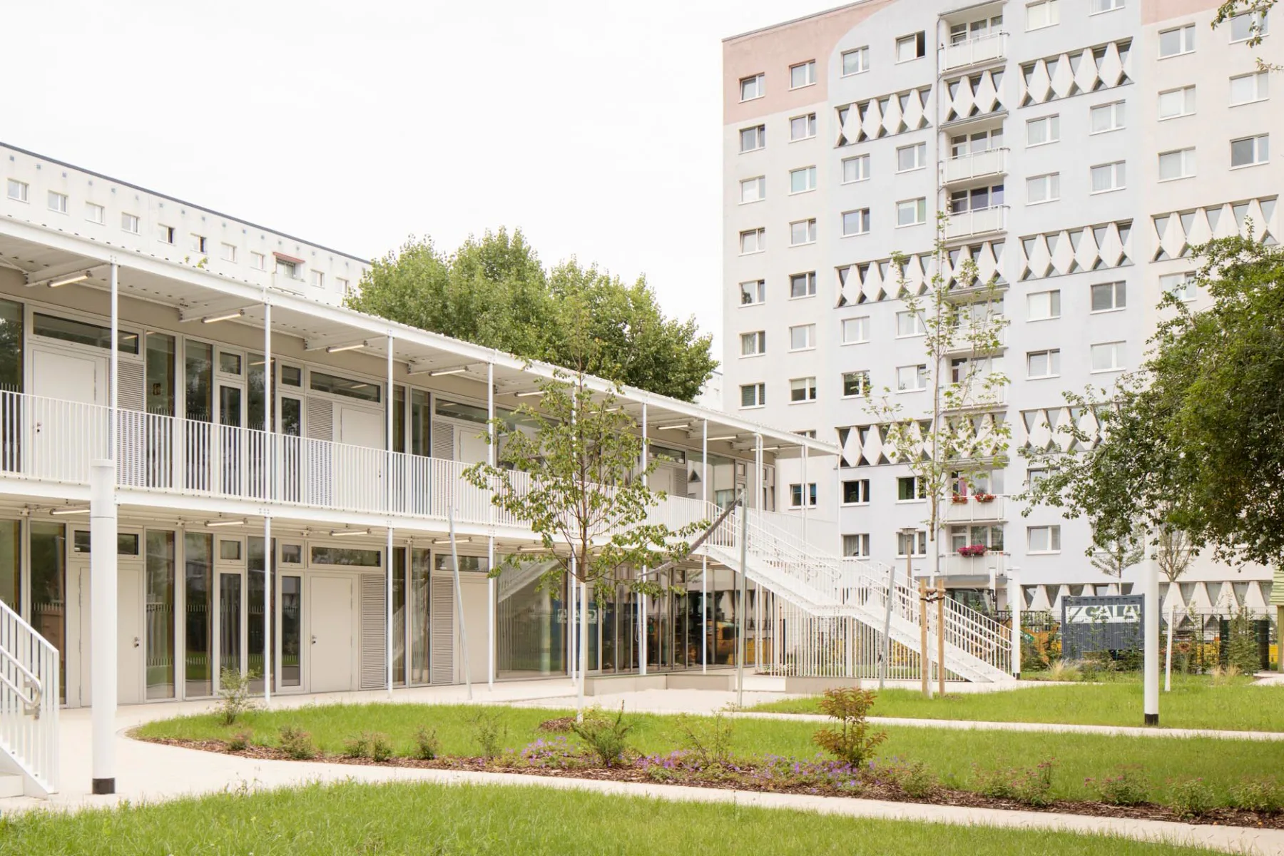 Die neue Kindertagesstätte in Leipzig fügt sich mühelos in die Hofstruktur ein.