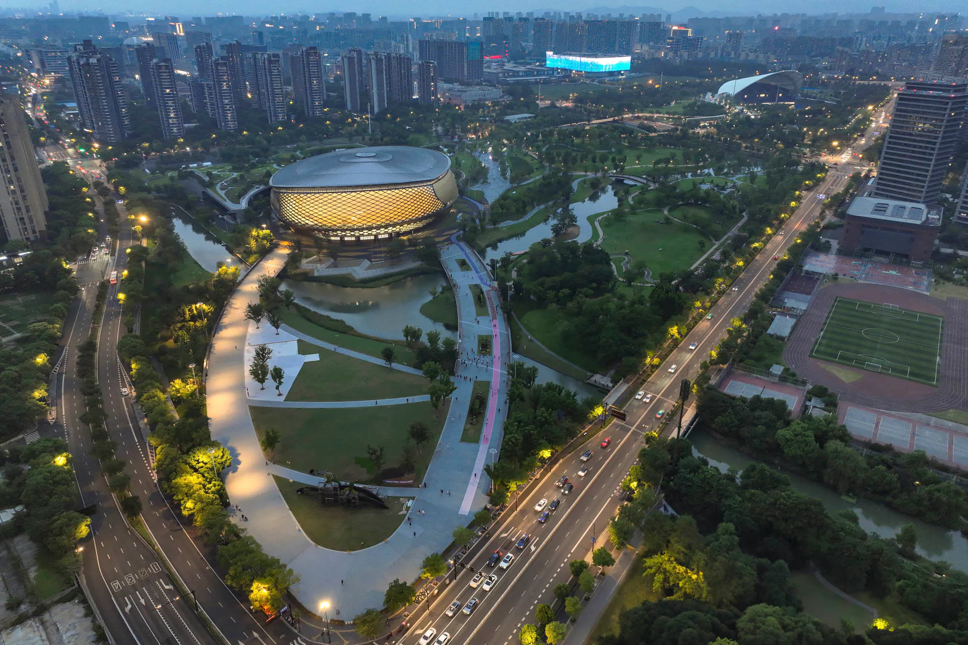 Die Halle und der umliegende Park wurden in nur drei Jahren zu den Asienspielen 2023 in Hangzhou fertiggestellt.