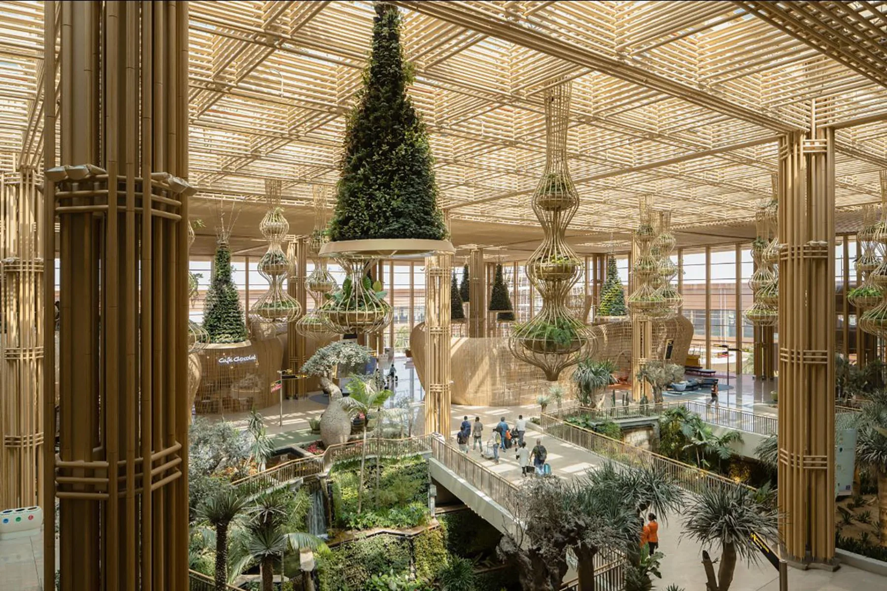 Auch im Inneren des Terminal 2 spielt Vegetation die Hauptrolle – sei es von der Decke hängend oder über Pflanz- und Wasserwände verteilt. Visualisierung