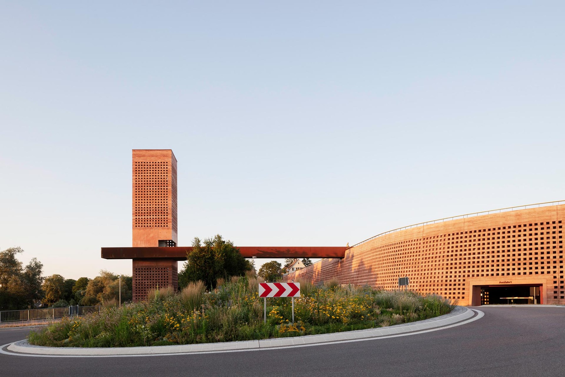 Gebäudeensemble in Neuenburg am Rhein von Mono Architekten