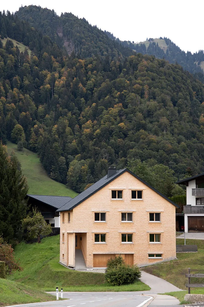 Fassadenmodernisierung am Einfamilienhaus in Hittisau (AT) von Georg Bechter Architektur + Design