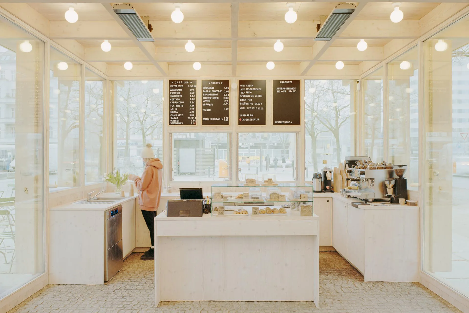 Küchenbereich und Tresen des Cafés