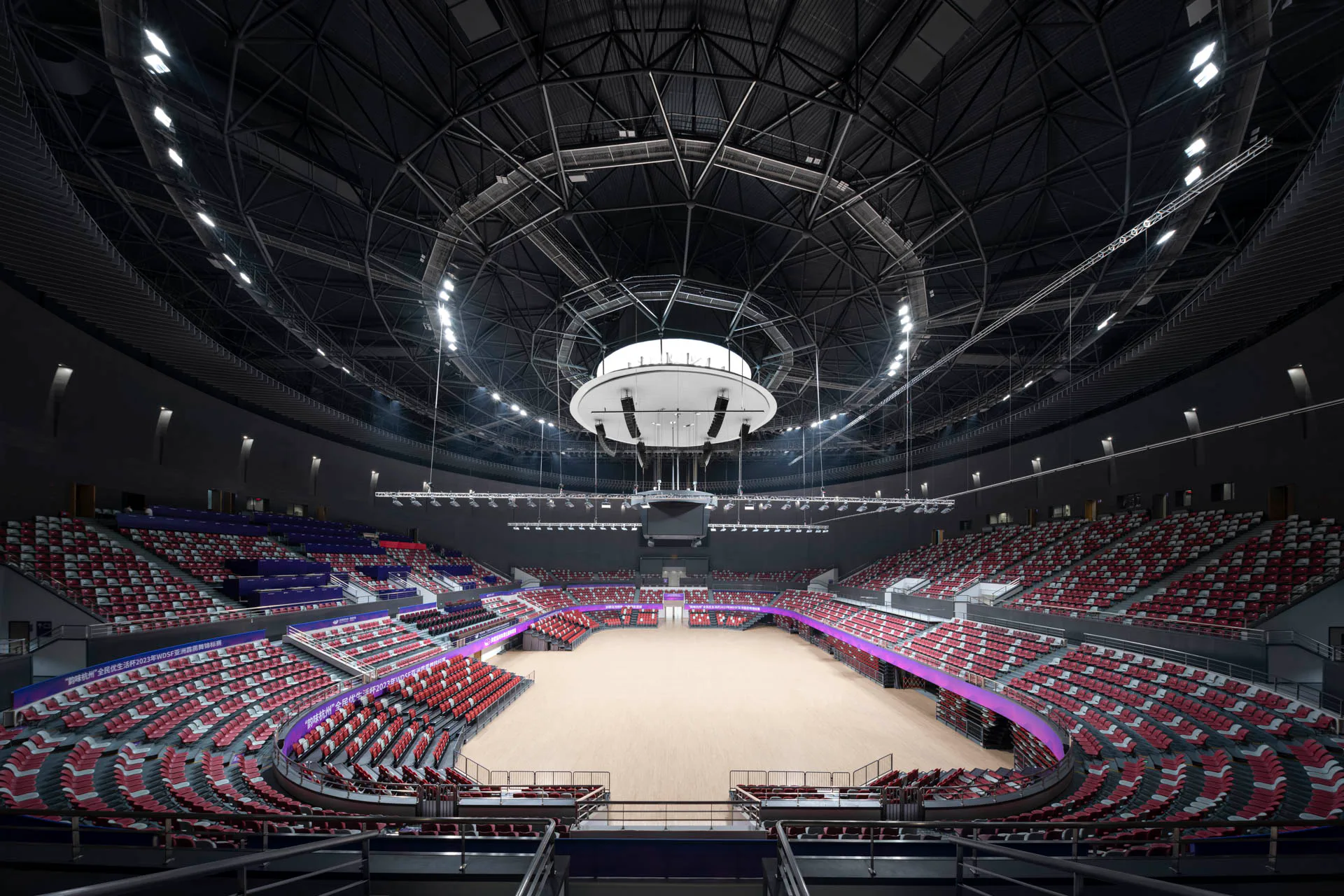 Das Suspendome-Dach zeichnet sich durch höchste Materialeffizienz aus. Ein runder Okulus bringt Tageslicht in die Halle.