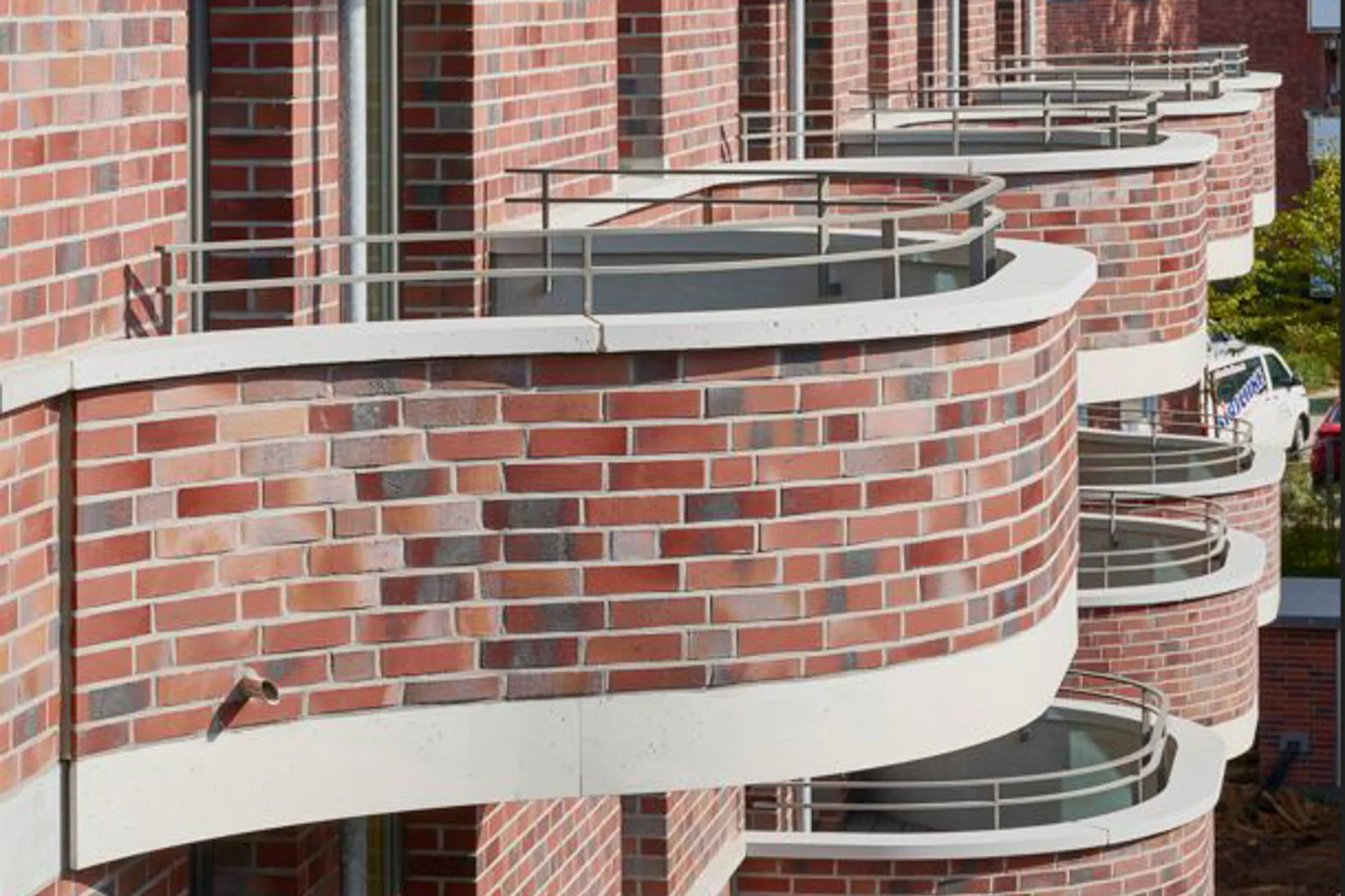 Die Betonfertigteilelemente wurden mittels tragendem Wärmedämmelement vorgehängt.
