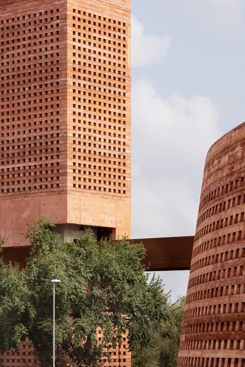 Detail Turm, Brücke und Parkhaus