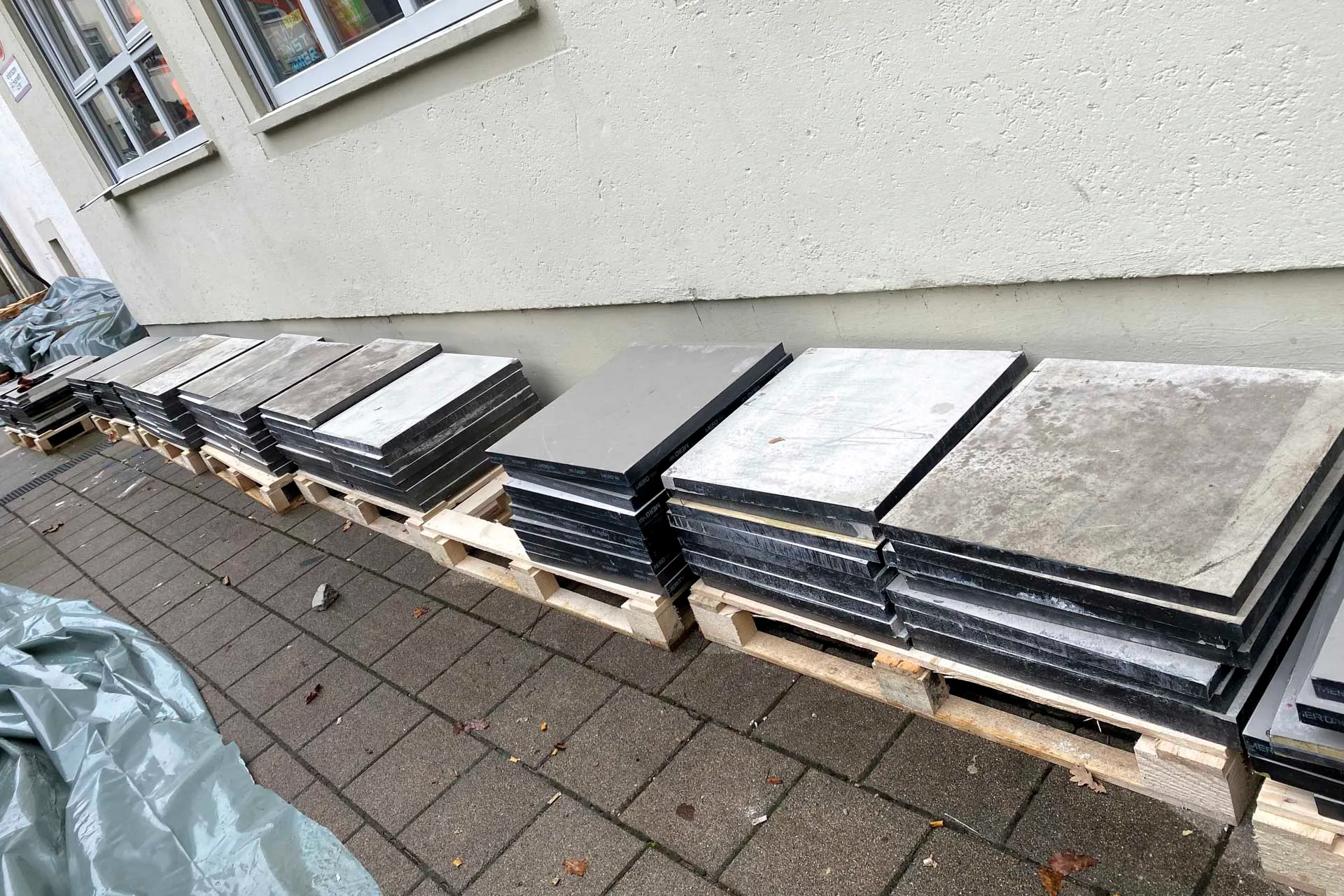 Zirkuläres Bauen benötigt geschlossene Materialkreisläufe – wie zum Beispiel bei der Doppelbodenplatte Loop von Lindner.