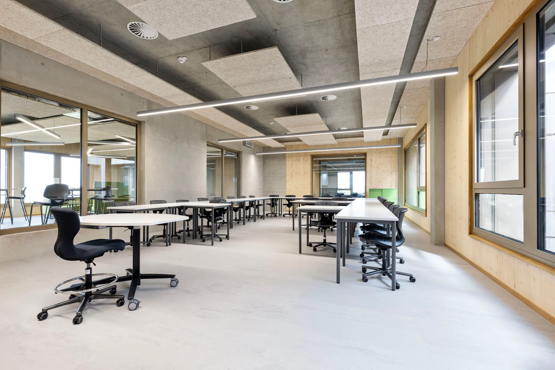 Kiefer Decken-Luftauslässe bringen die Zuluft in die Räume und bieten eine sehr hohe Induktion. Die Zuluft durchströmt zuerst die in der Decke einbetonierten Aluminium-Kühlrohre.