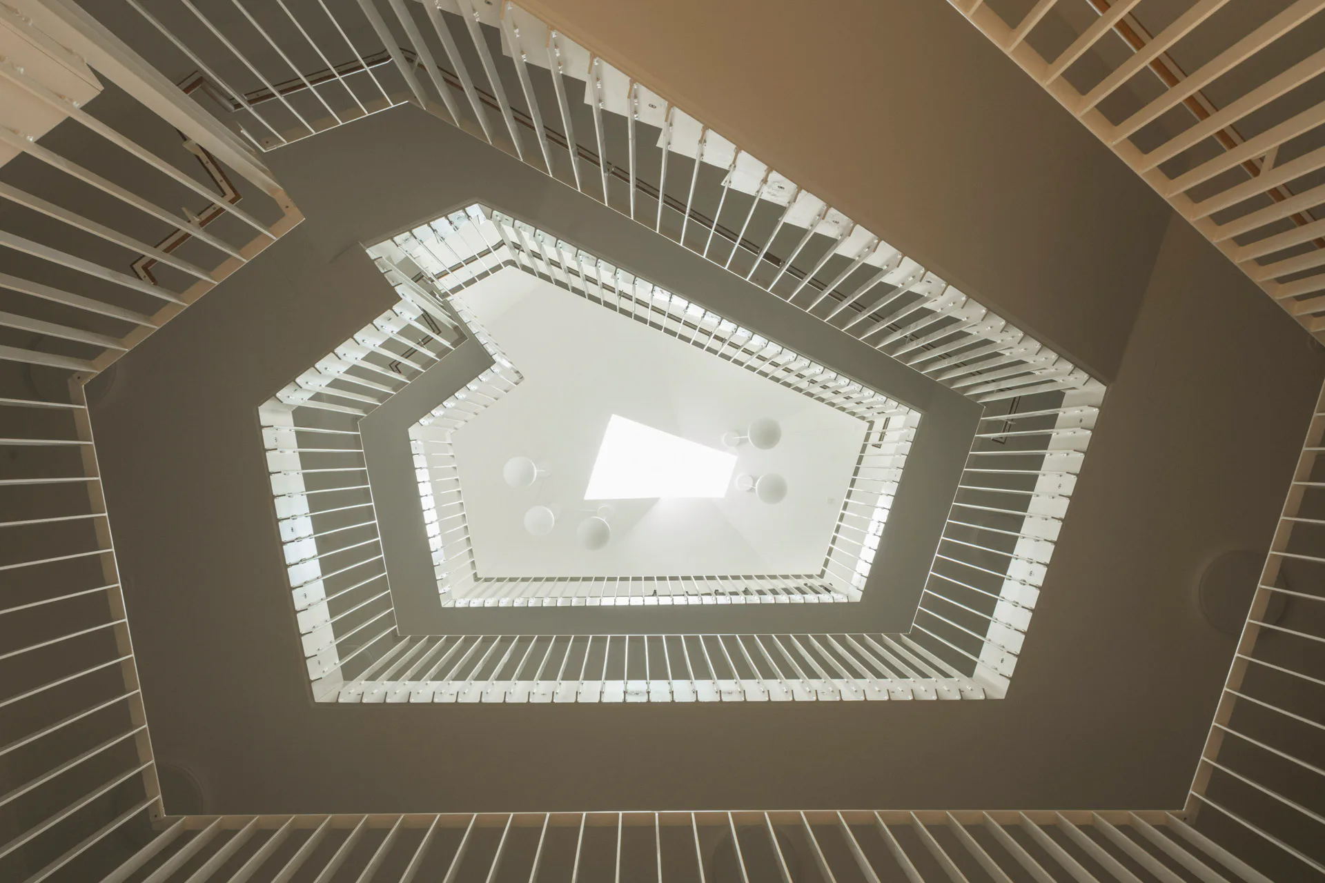 Ein fünfeckiges, von oben belichtetes Treppenhaus erschließt den neuen Wohnungsbau.