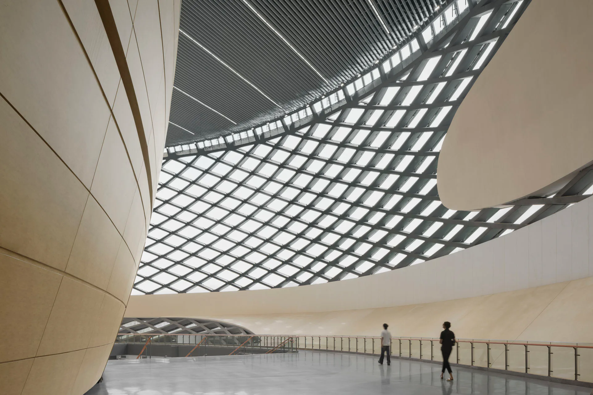 Eine Gitterschalenkonstruktion aus Stahl und Glas belichtet das Foyer der Arena.