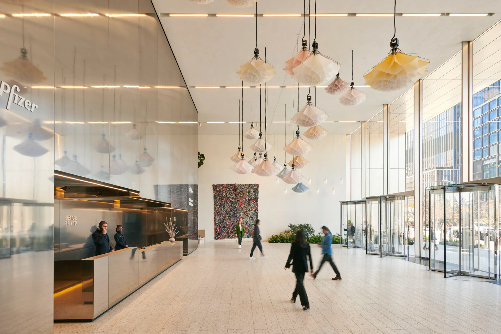 In der Lobby von The Spiral dominieren Stahlblechverkleidungen in unterschiedlichen Farben.