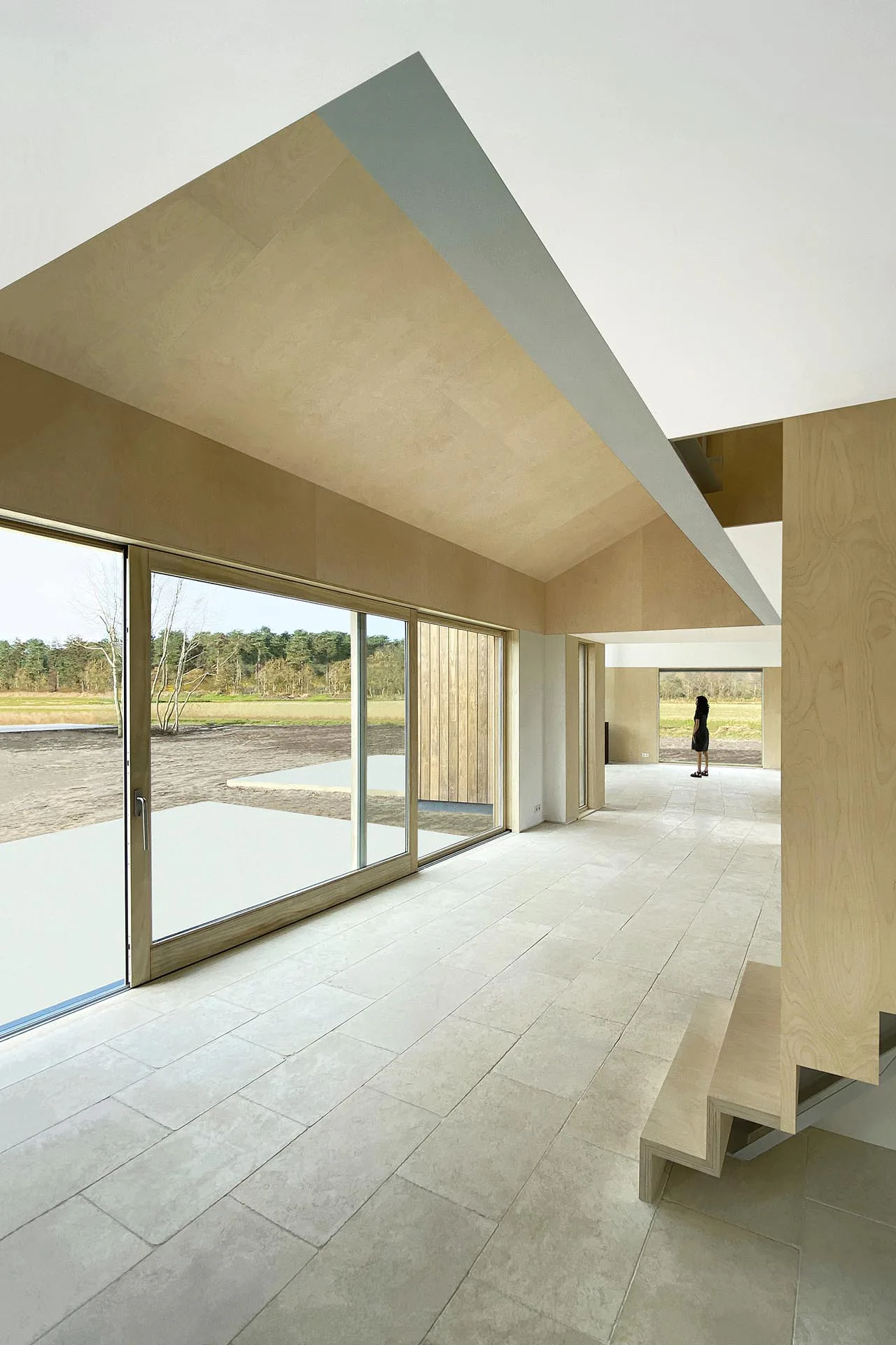 Holz charakterisiert den hellen Wohnraum.