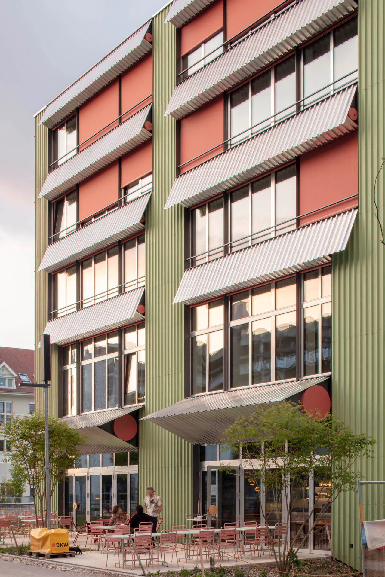 Im Erdgeschoss finden Gewerbeeinheiten und ein Café Platz.