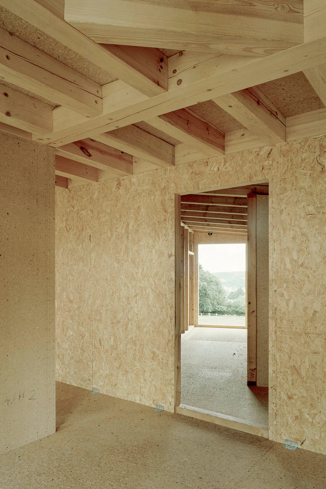Auch innen liegt die Holzkonstruktion offen.