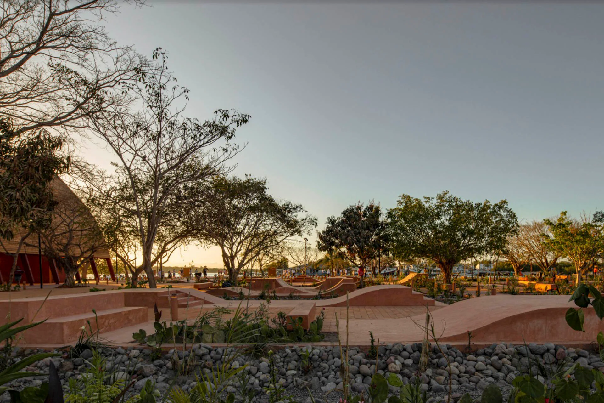 Der benachbarte Skate-Park ist laut Architekten von den Ozeanwellen inspiriert.