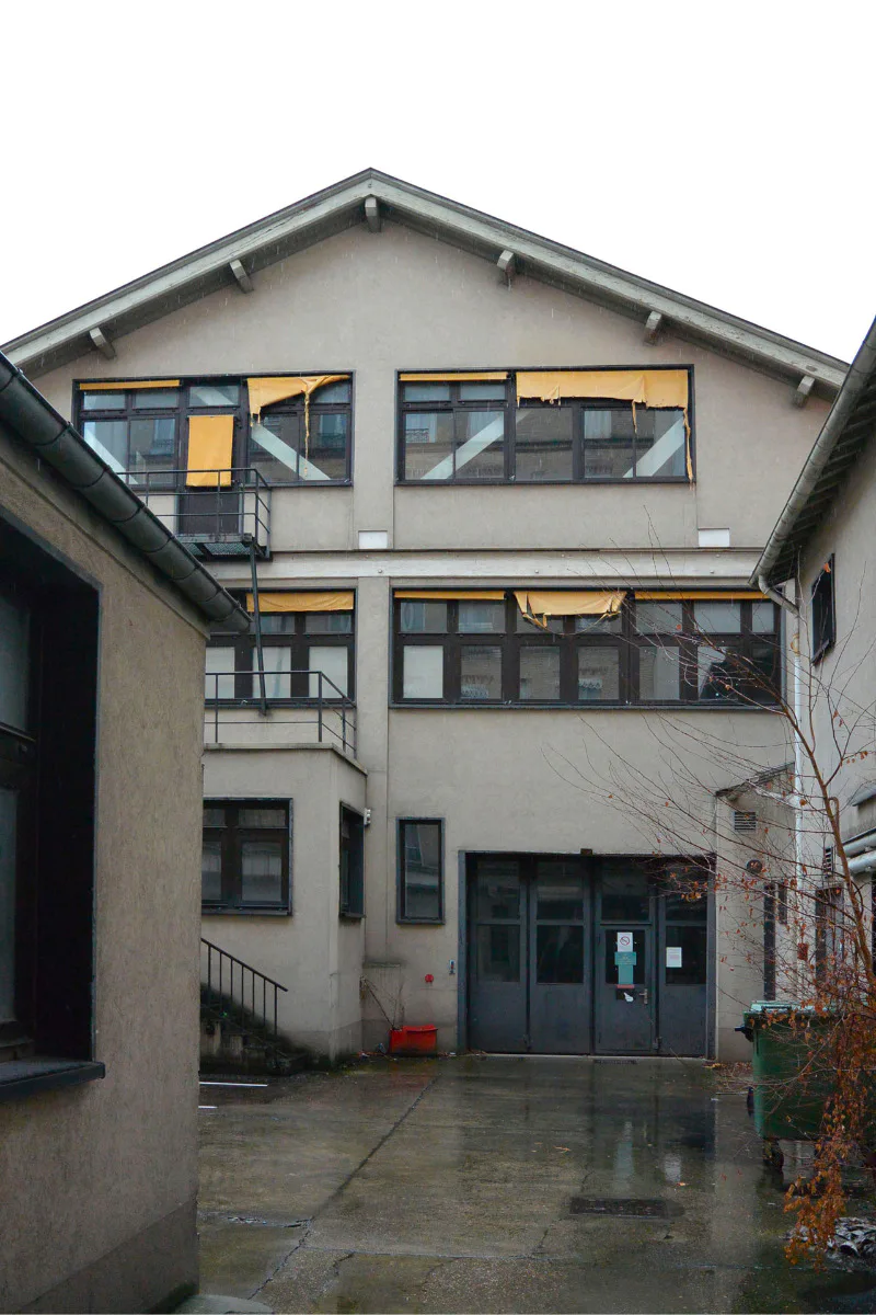 Fassade der ehemaligen Reparaturwerkstatt der Pariser Nahverkehrsbetriebe vor dem Umbau zum Sportzentrum.