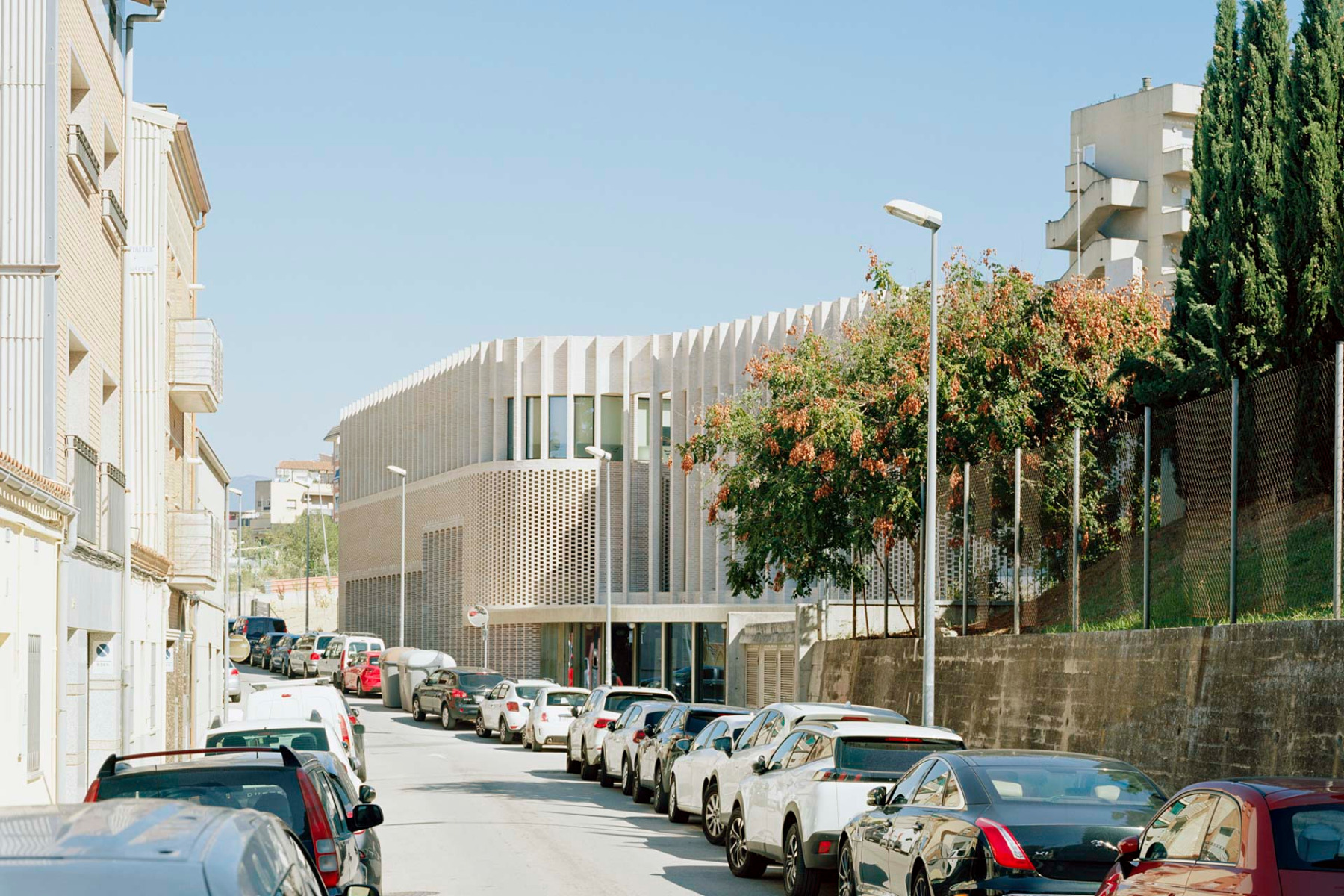 Tagesklinik nahe Barcelona von BAAS Arquitectura + CASA Solo