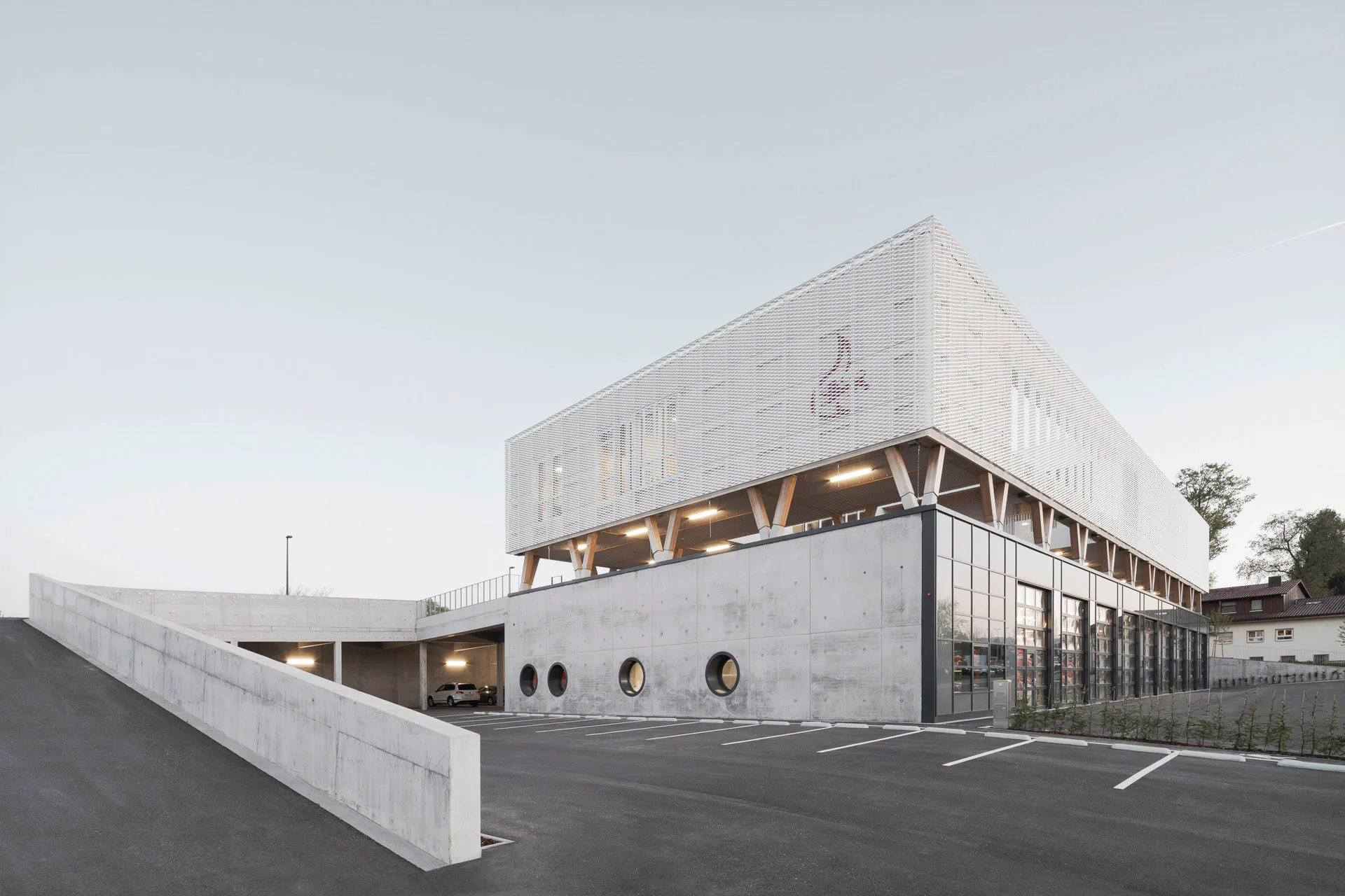 Zirkuläres Bauen benötigt zirkuläres Planen: Das Feuerwehrhaus Straubenhardt von Wulf Architekten wurde nach dem Cradle-to-Cradle-Prinzip gebaut.