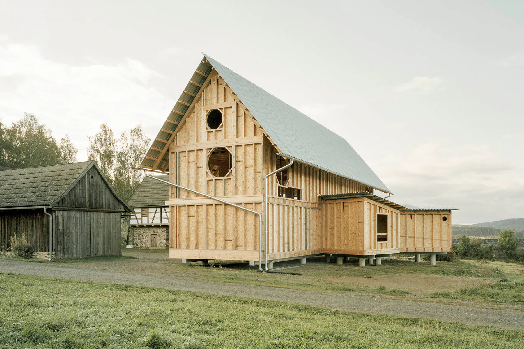 Das Gebäude ersetzt das abgebrannte Wohnhaus eines historischen Vierseithofs auf dem Museumsgelände.