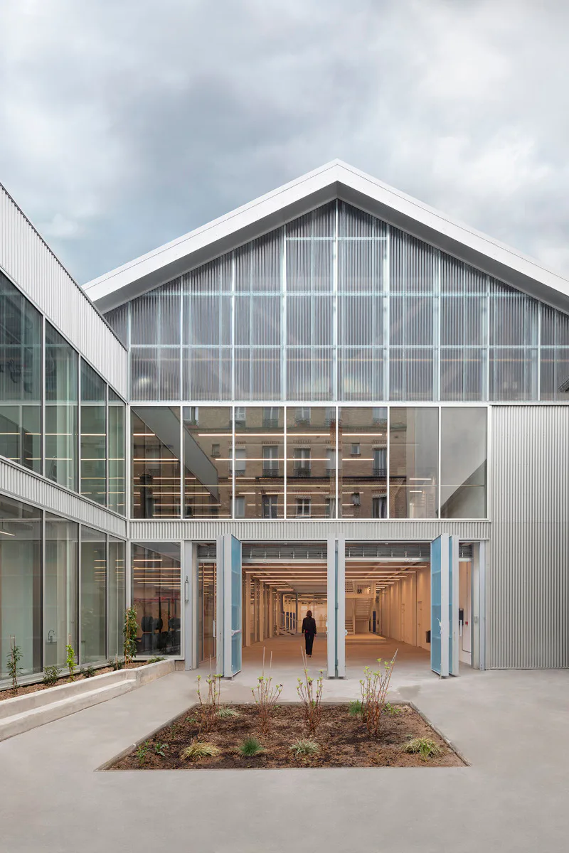 Statt der verputzten Lochfassade umgibt nun eine transluzente Hülle aus Glas und Polycarbonat die sanierte Halle.
