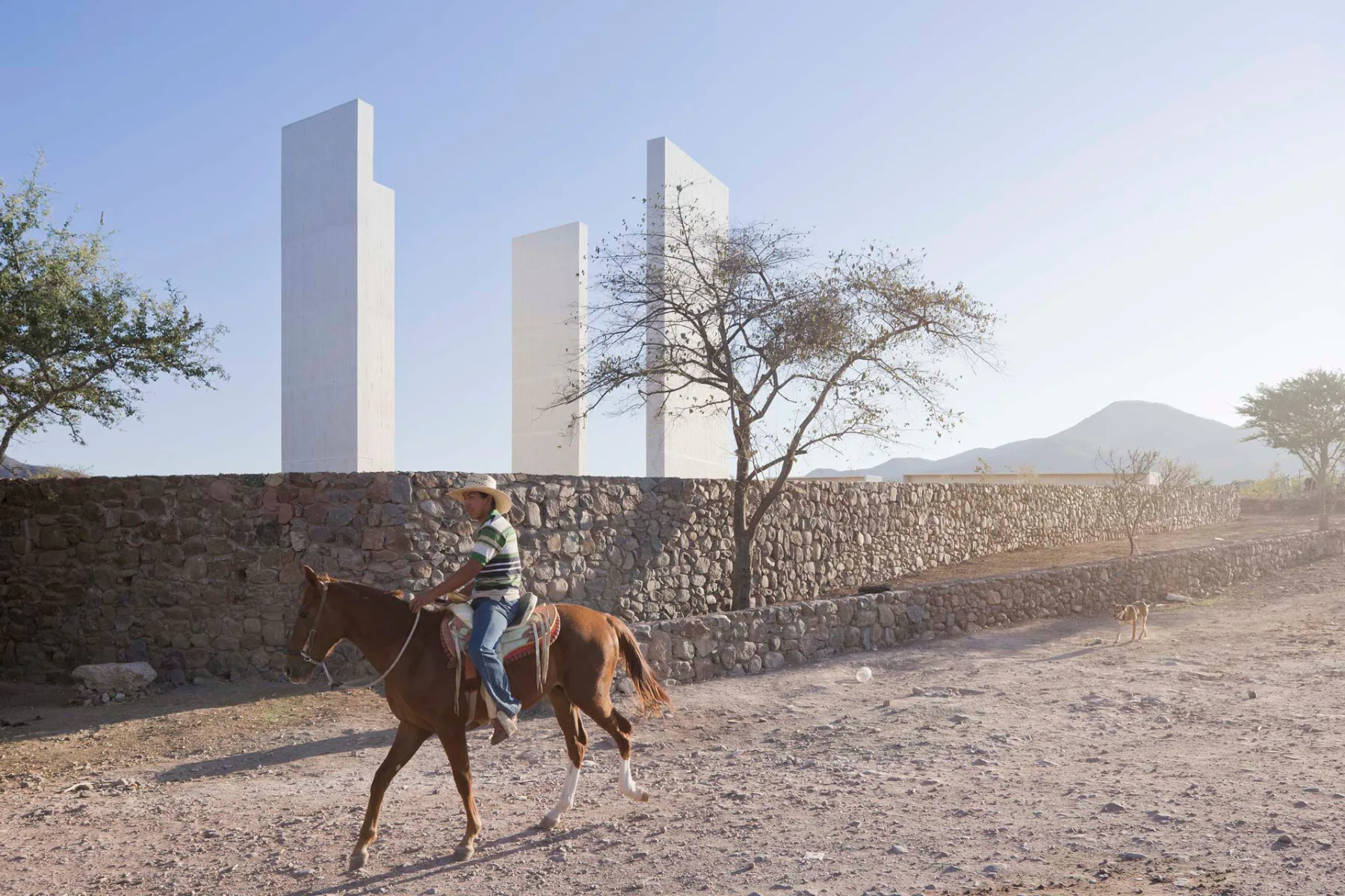 Tatiana Bilbao Estudio und Derek Dellekamp, Capilla abierta La Gratitud, Pilgerroute von Ameca nach Talpa de Allende, Jalisco, Mexiko, 2010