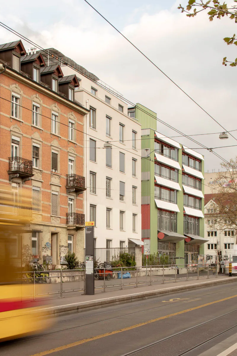 Straßenansicht des neuen Wohnhauses in Basel