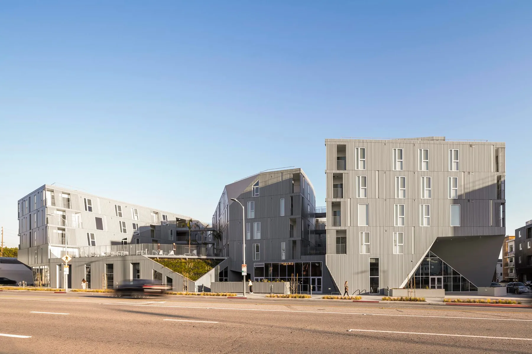 Die Fassade zeigt sich als graue, geriffelte Metallverkleidung.
