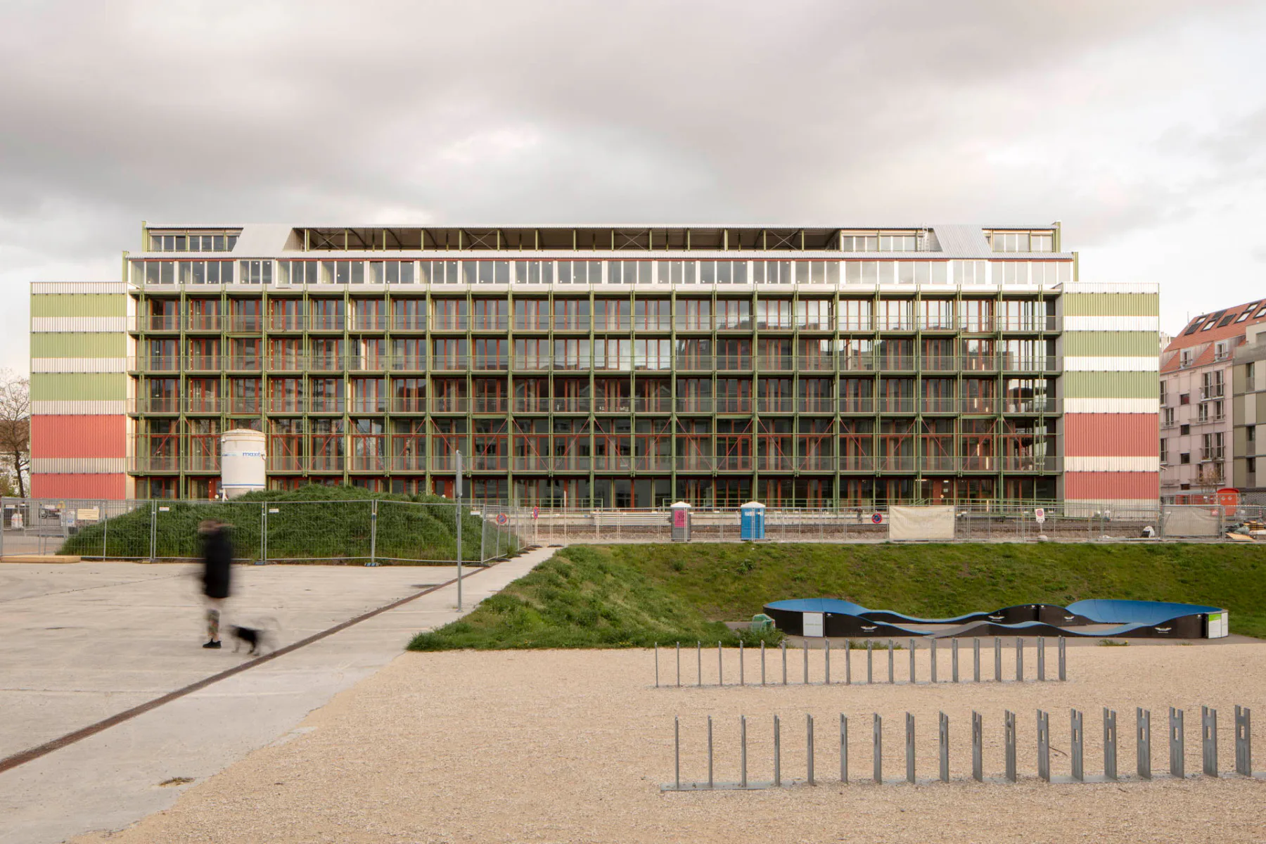 Esch Sintzel Architekten haben einen alten Industriebau in Basel zu einem mehrgeschossigen Wohnhaus transformiert.