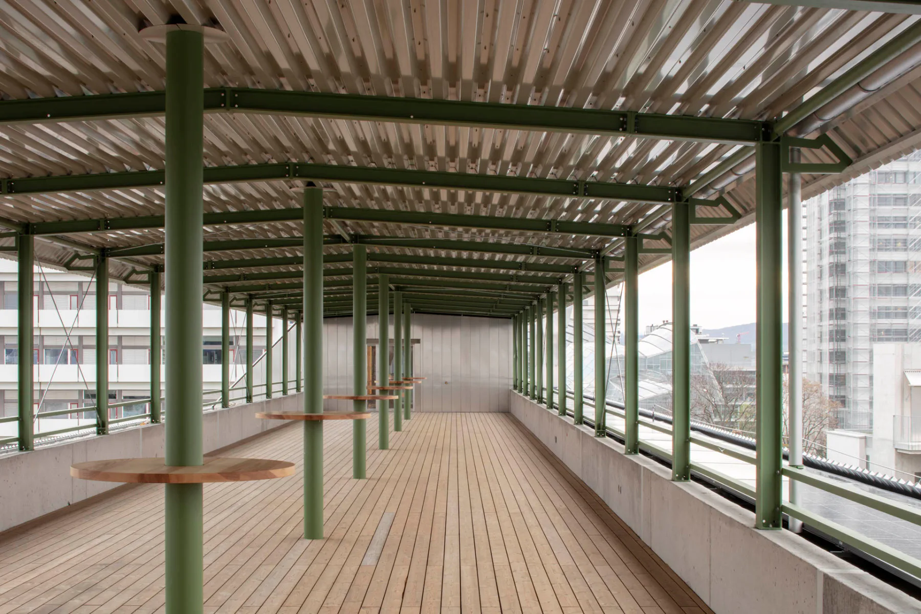 Im sechsten Obergeschoss befindet sich ein Gemeinschaftsraum, Waschküchen und eine Dachterrasse.