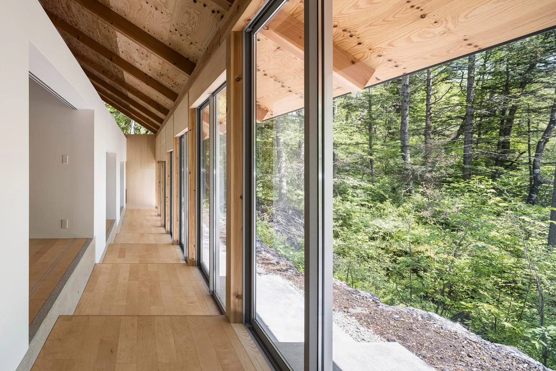 Die Höhenabstufung der seitlichen Veranda setzt sich auch im Inneren des Ferienhauses in Karuizawa fort.