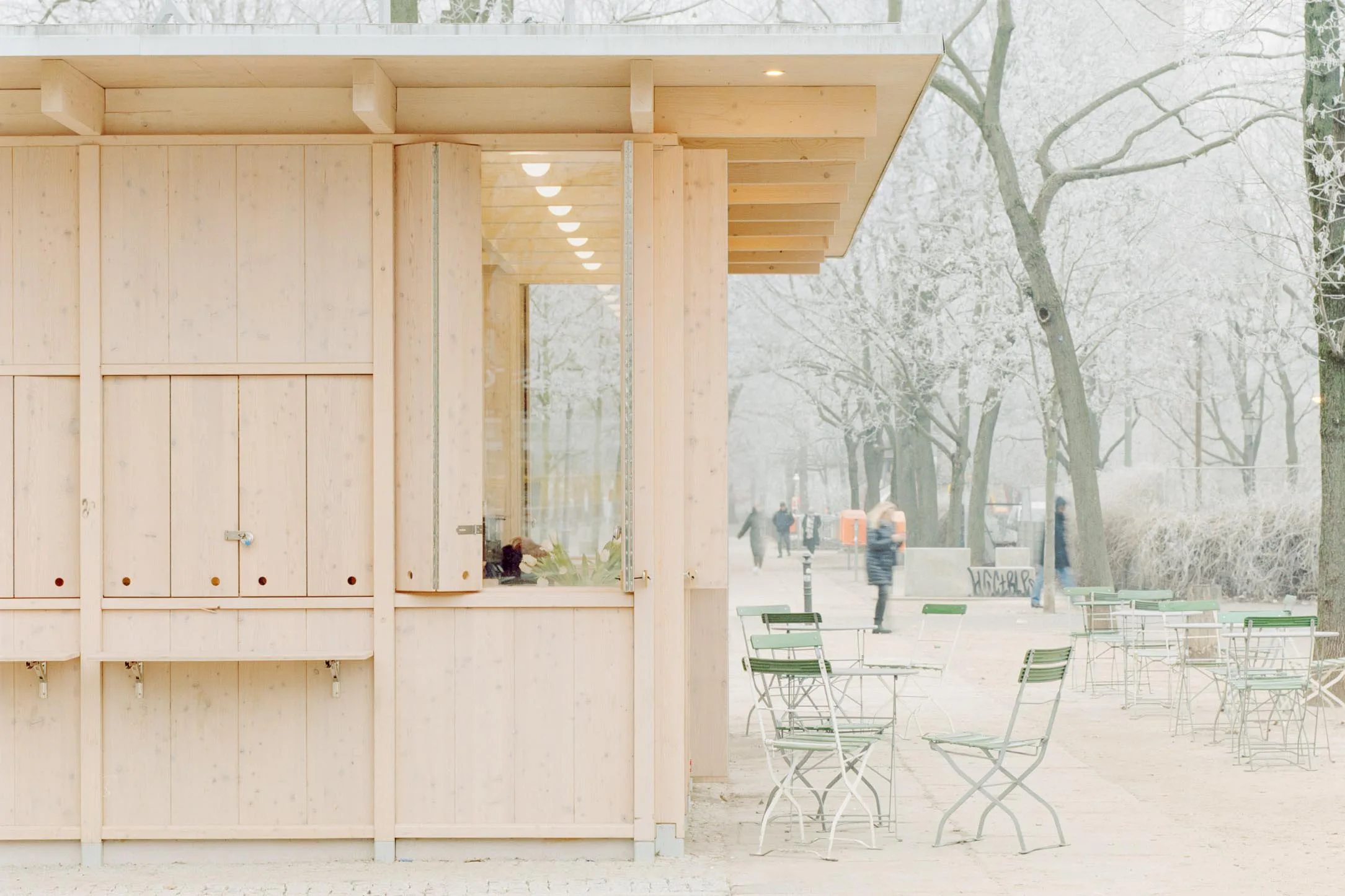 Die Fensterläden schützen den Pavillon vor Vandalismus und Einbruch.