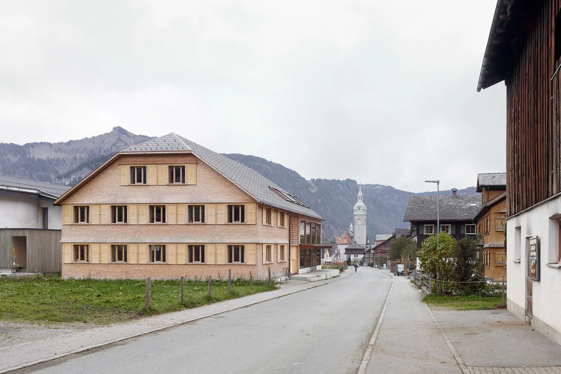 Im Vorarlberger Ort Bezau haben Innauer Matt ein Wohn- und Atelierhaus gebaut.