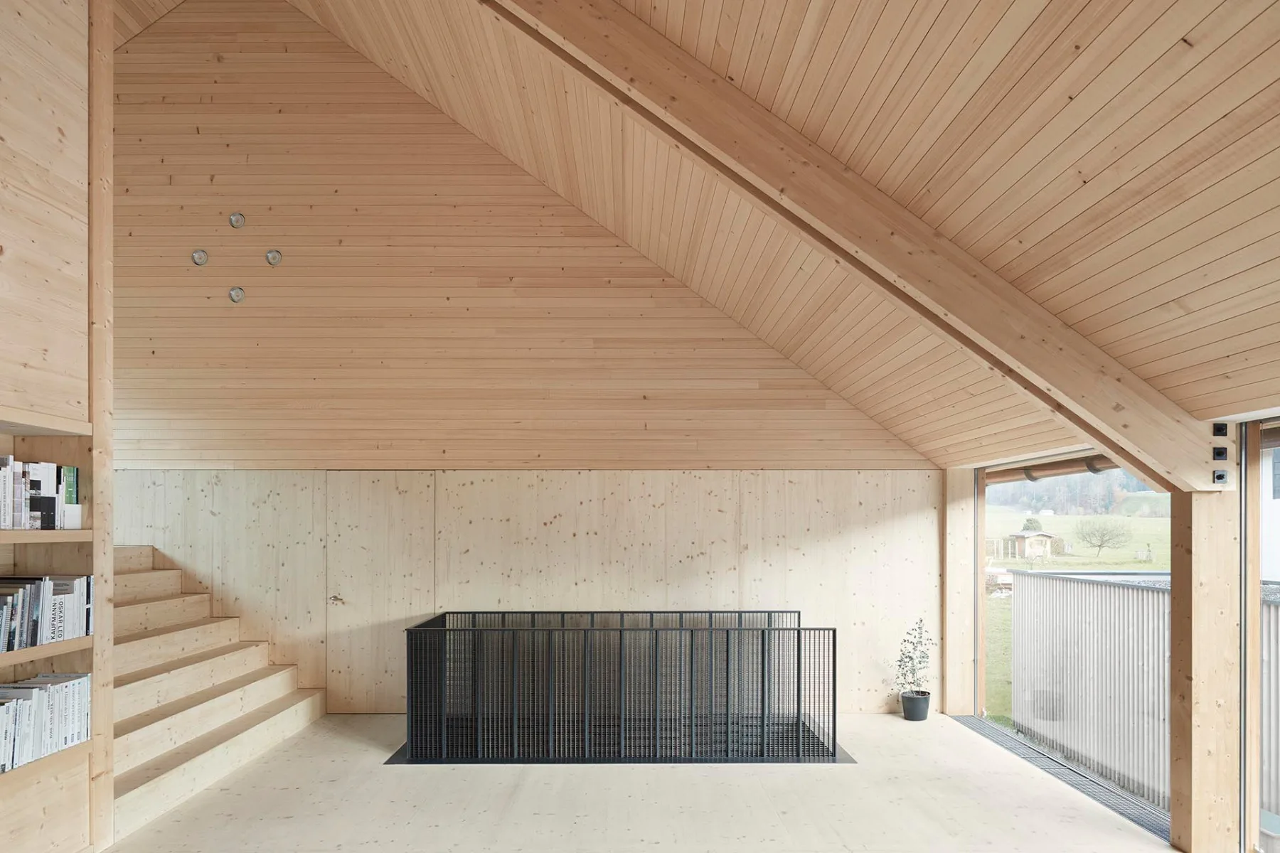 Mit großen Fenstern öffnet sich das Architekturbüro zu beiden Traufseiten des Hauses im Vorarlberg.