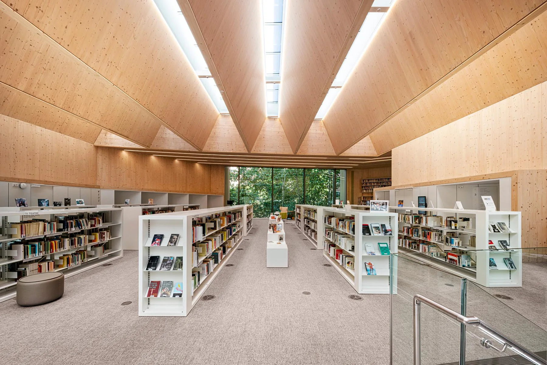 Holz ist das vorherrschende Material in allen Bereichen der Bibliothek.