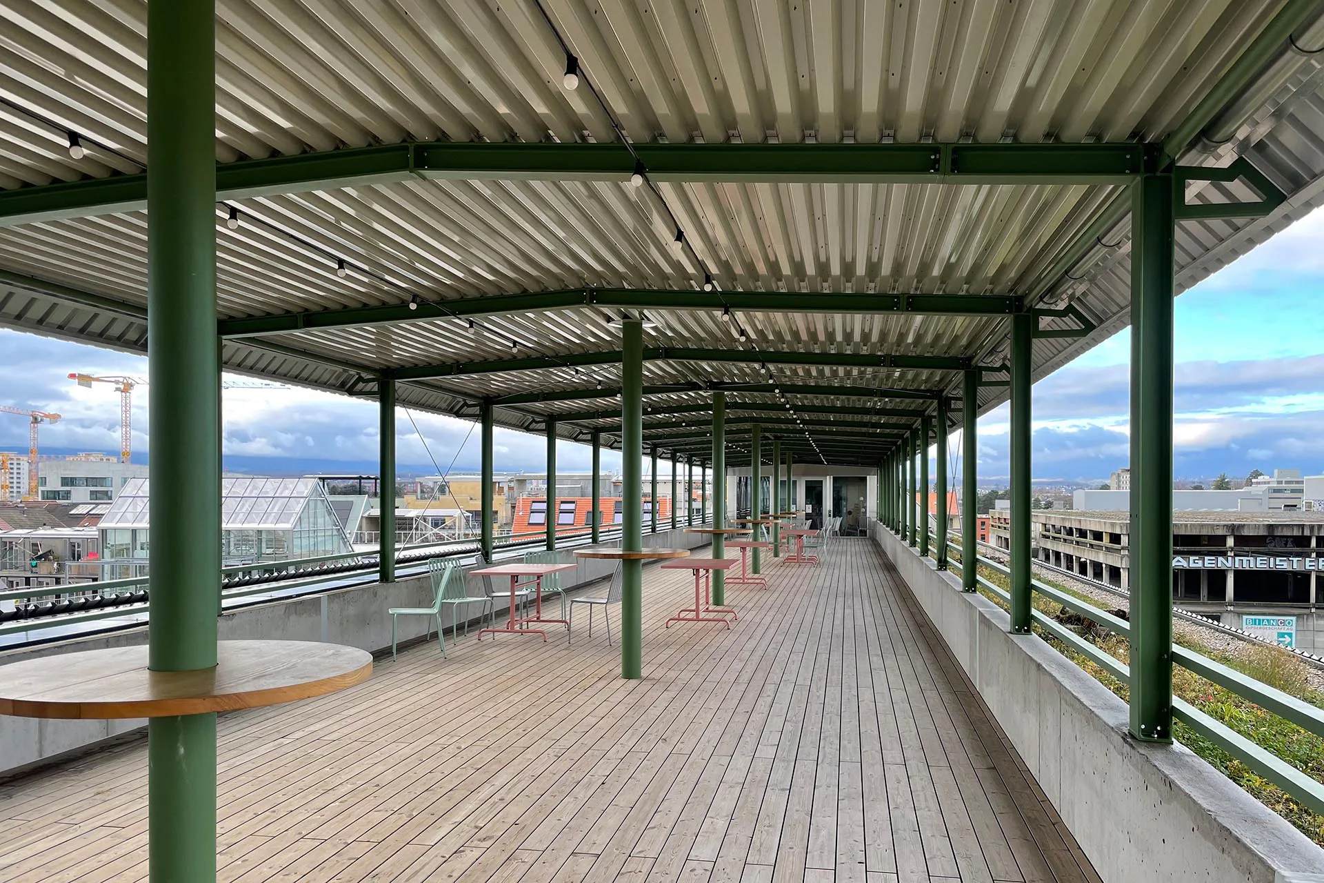 The roof terrace on the top floor is reminiscent of the deck of a cruise liner. The roof above not only serves as weather protection, but also as a support for photovoltaic modules.
