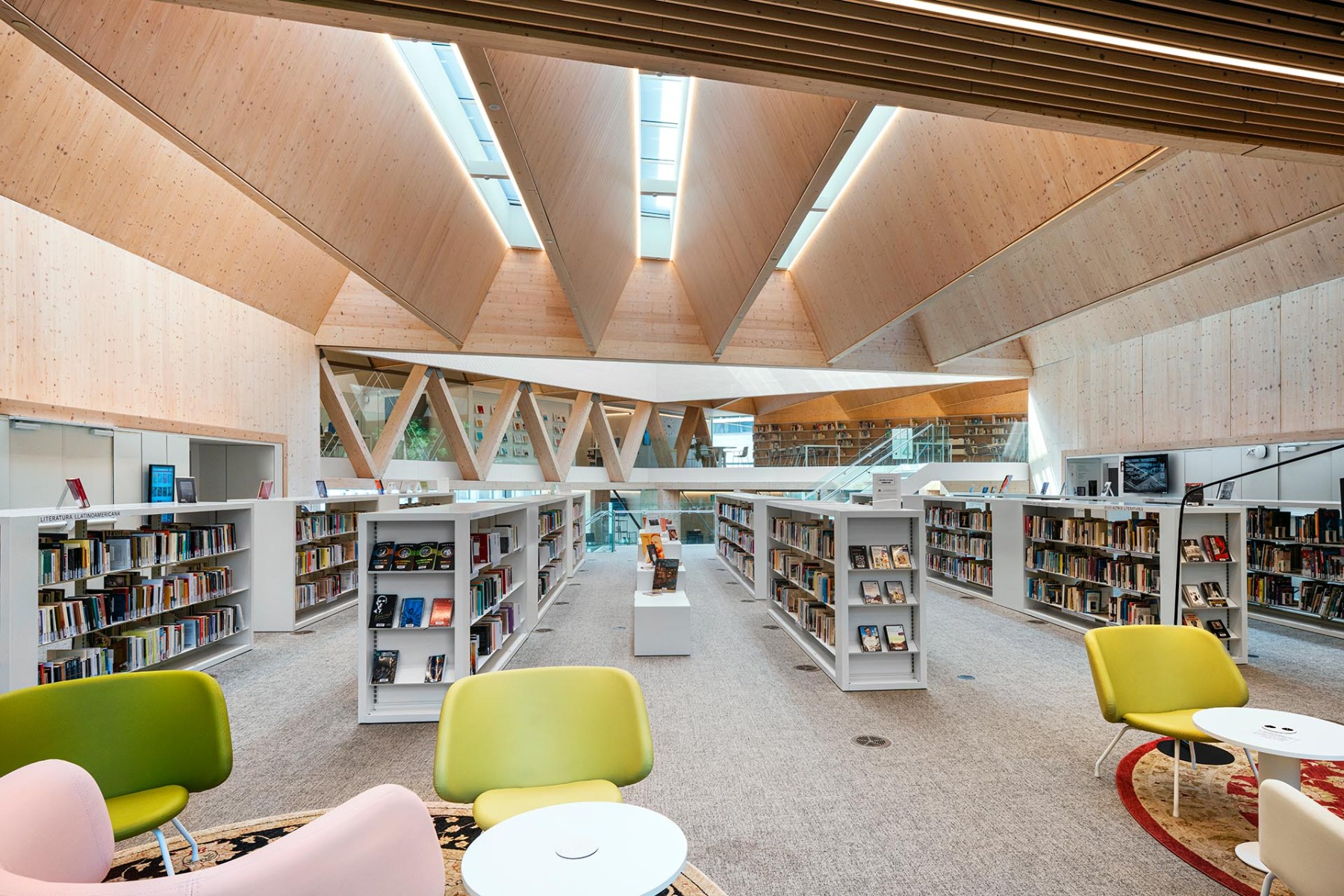 Die Gestaltung der Bibliothek zeichnet sich durch eine funktionale Flexibilität aus, die unterschiedliche Nutzungen und neue Anforderungen zulässt.