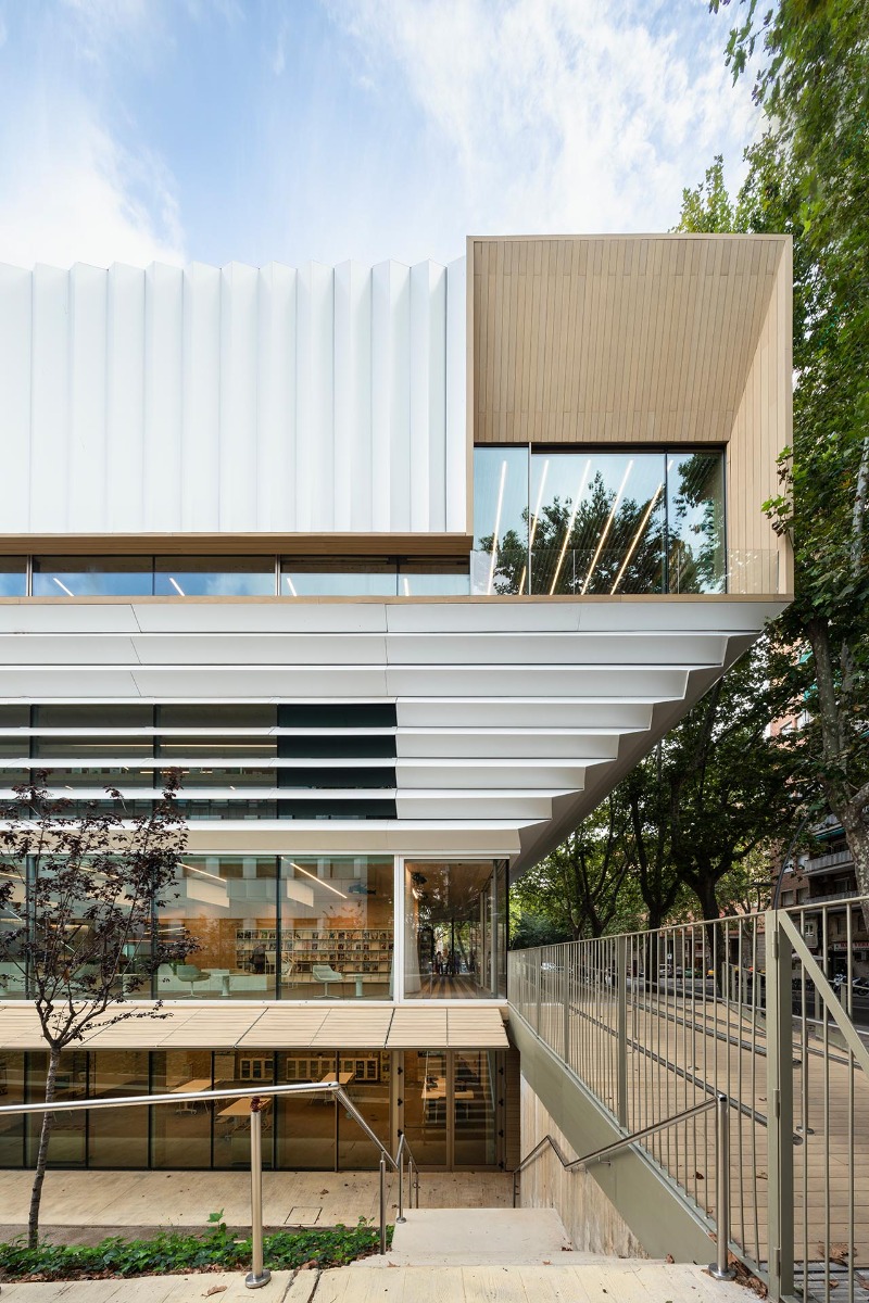 Ein Wechsel aus transparenten und gewellten Oberflächen gliedern die Fassade.