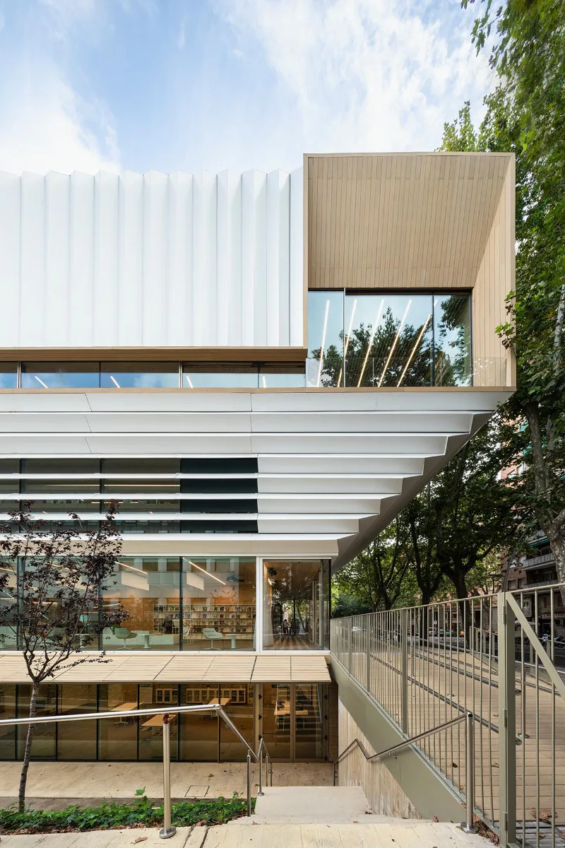 Ein Wechsel aus transparenten und gewellten Oberflächen gliedern die Fassade.