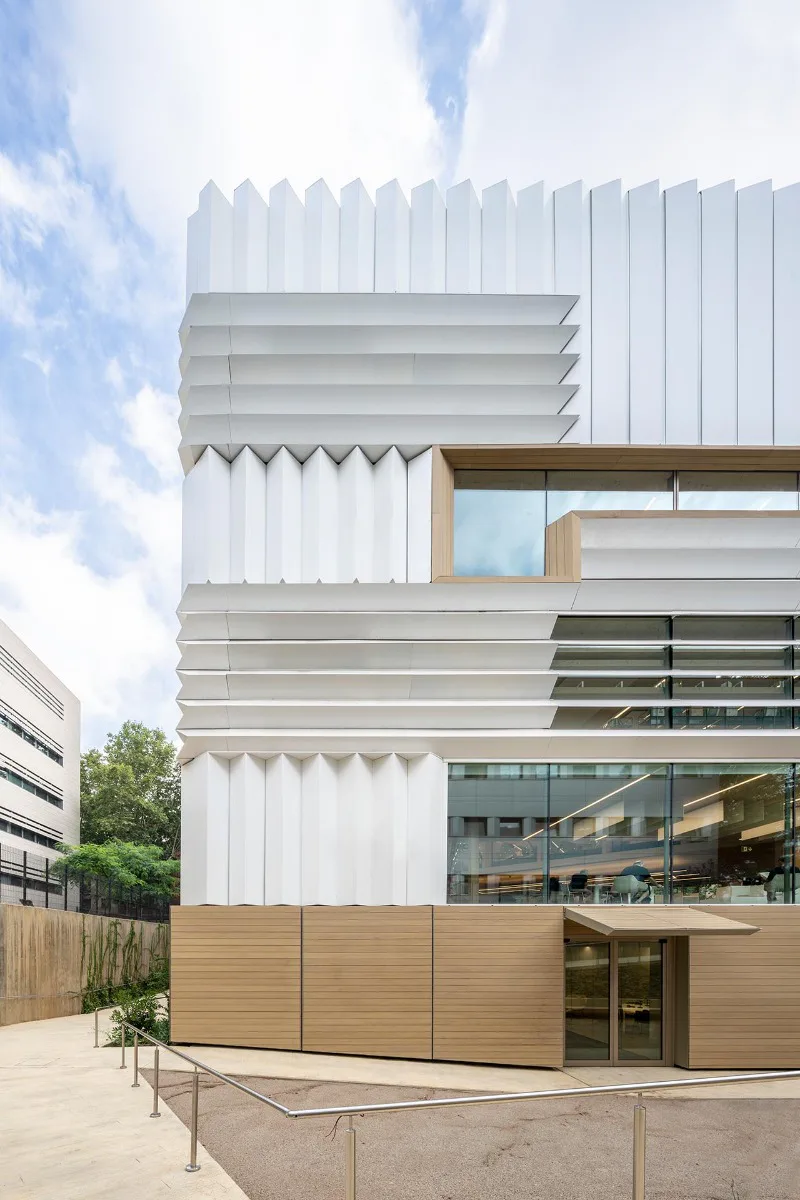 Für die Gestaltung der Fassade dienten Bücherstapel als Inspiration.