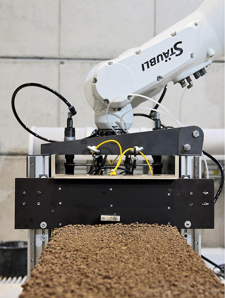 Die robotisch gesteuerte Verdichtungseinheit besteht aus einer Rüttelplatte mit Randverdichtern und einer separat gesteuerten aktiven Schalungseinheit.