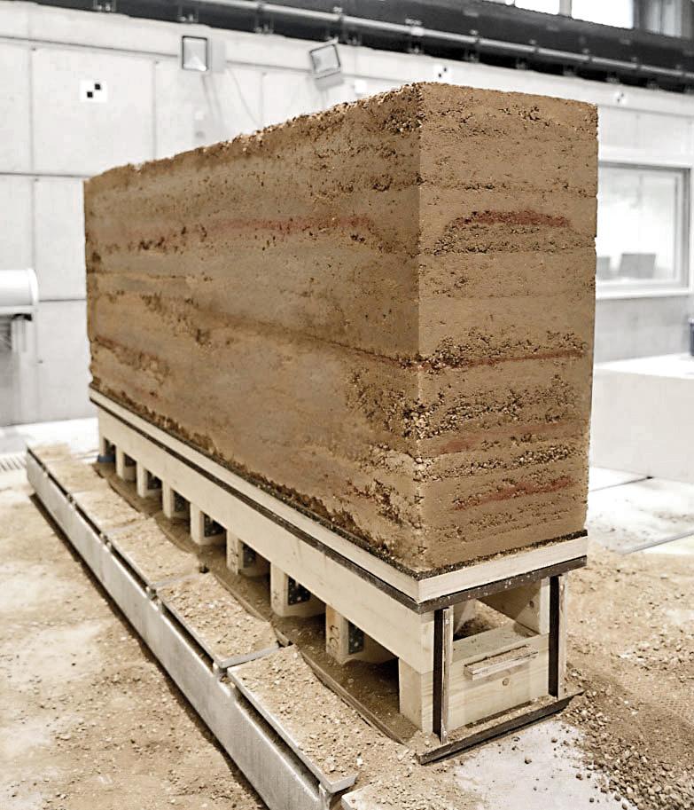 Robotisch hergestelltes Stampflehmbauteil (250 × 100 × 45 cm): Im prototypischen Prozess lassen sich Fertigungsgeschwindigkeiten von rund 45 Minuten pro Quadratmeter Wandfläche erreichen.