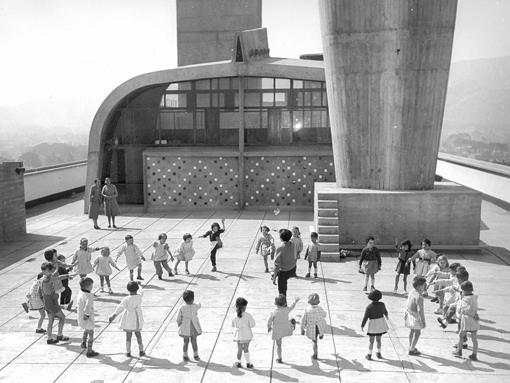 Kindergarten, Schwimmbad und Restaurant auf dem Dach der Unité d’Habitation in Marseille von Le Corbusier aus dem Jahr 1948 wurden zum Vorbild vieler Wohnbauten der Nachkriegsmoderne bis heute.